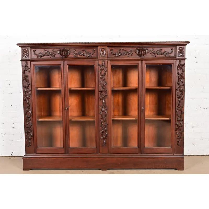 Una bellissima libreria o vetrina antica a quattro ante di epoca vittoriana o rinascimentale

Alla maniera di R.J. Horner & Co.

USA, circa anni '1890

In noce massiccio, con facce e fogliame intagliati e ante in vetro. I ripiani sono