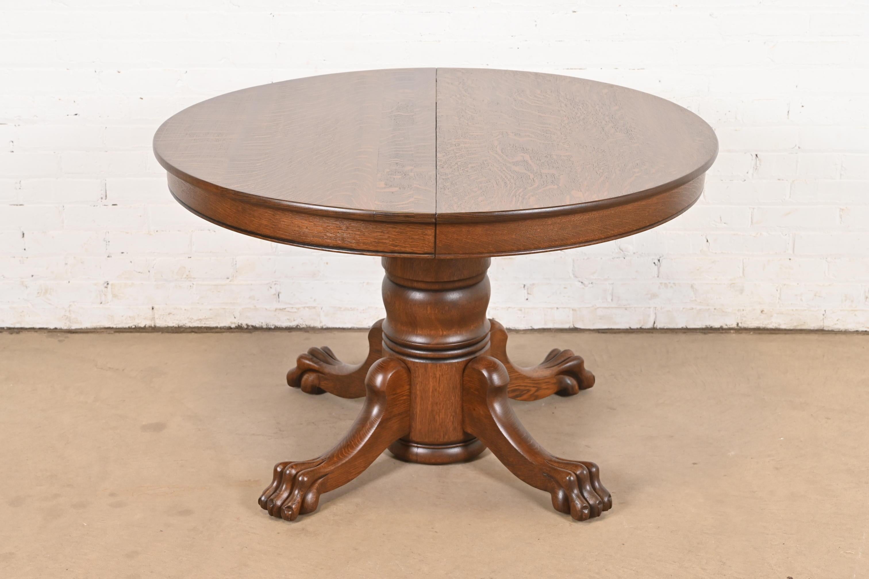 Magnifique table de salle à manger victorienne ou empire américain à pied.

À la manière de J.R. Horner & Co.

États-Unis, vers 1880

Magnifique chêne tigré, avec des pieds en patte de lion sculptés.

Dimensions : 45 
