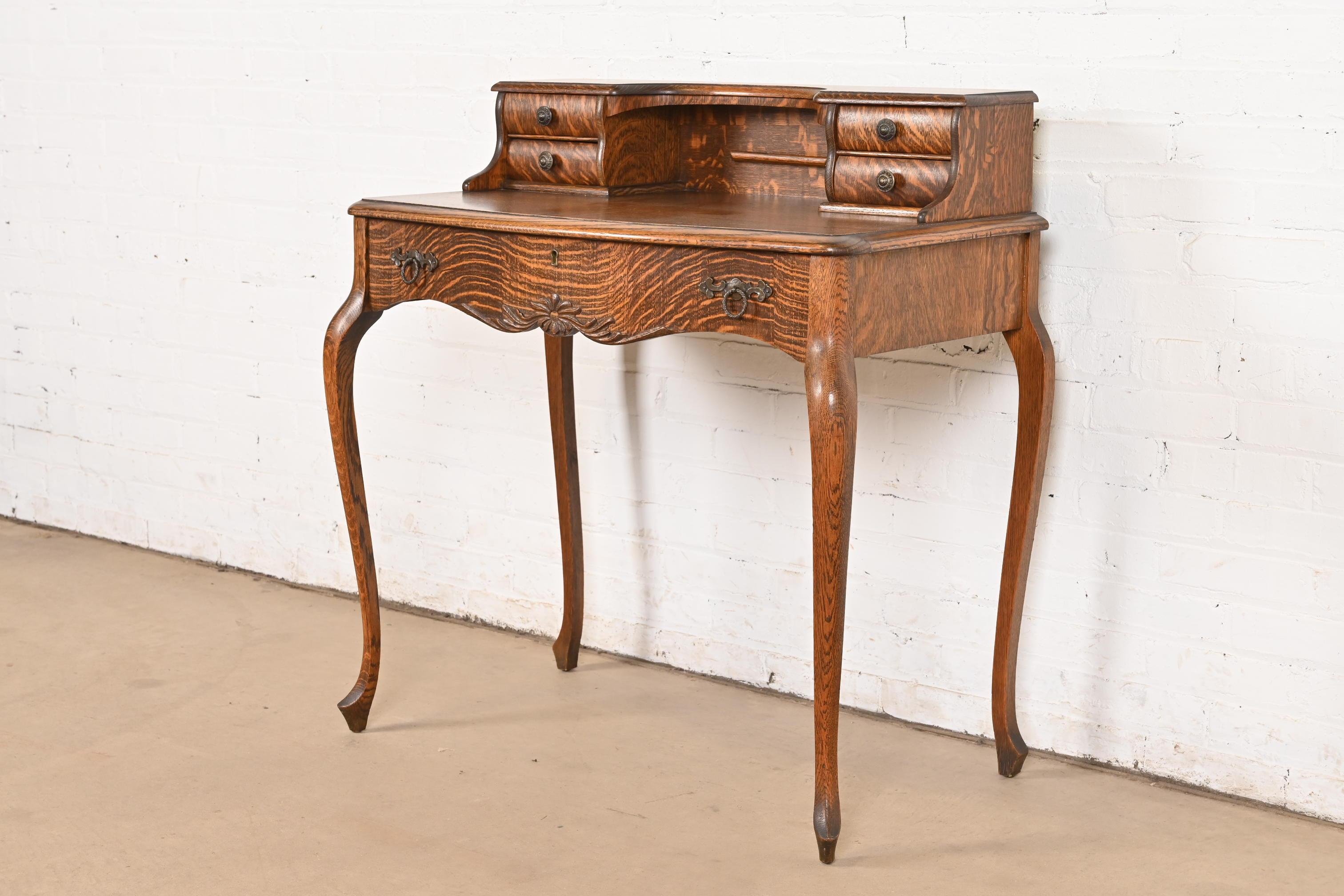 Exceptionnel bureau ancien pour dames de l'époque victorienne

À la manière de J.R. Horner & Co.

États-Unis, vers 1890

Magnifique chêne tigré sculpté, avec quincaillerie en laiton d'origine.

Dimensions : 33,5 