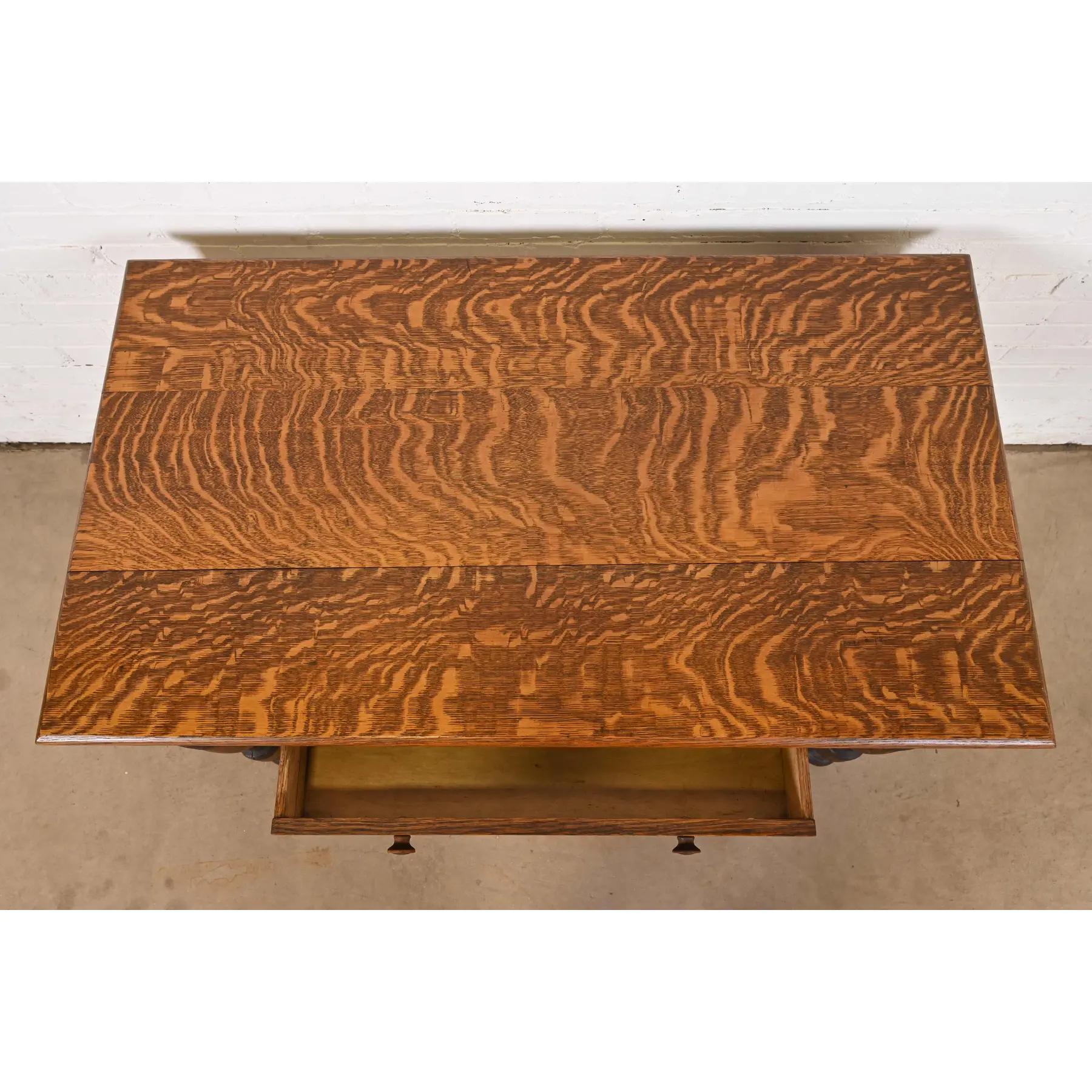 Table de bureau ou de bibliothèque ancienne victorienne en chêne tigré de style R. J. Horner en vente 3