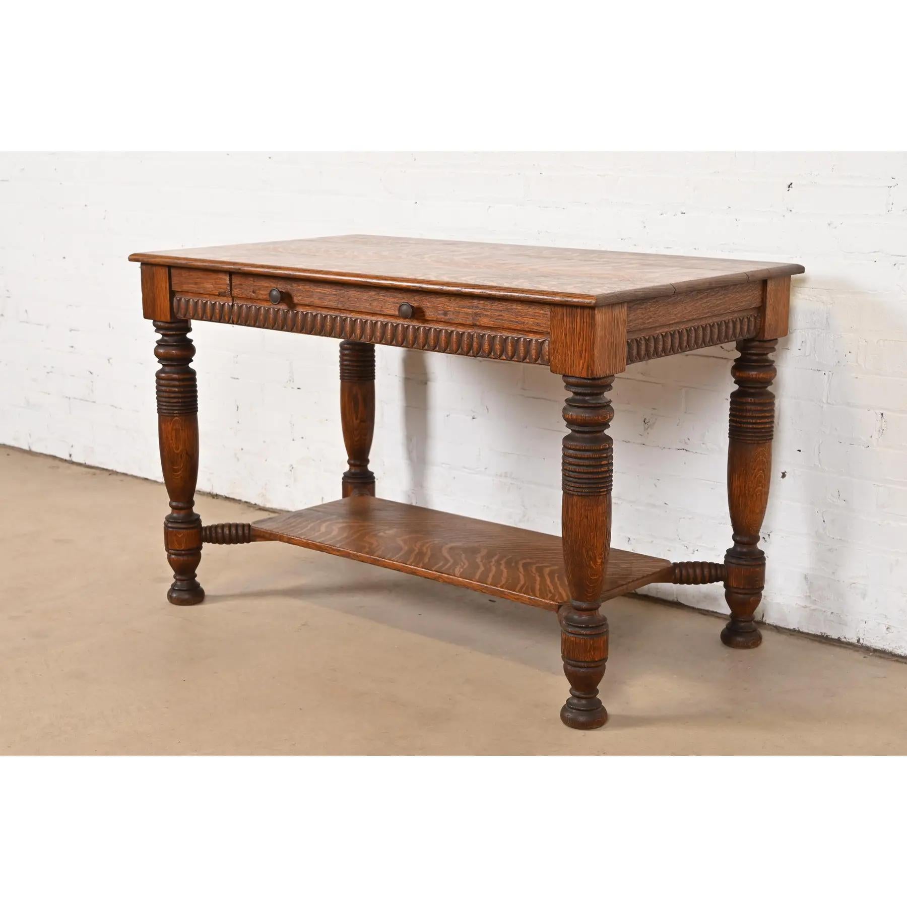 Magnifique bureau ou table de bibliothèque en chêne tigré de l'époque victorienne

À la manière de J.R. Horner & Co.

États-Unis, vers 1890

Dimensions : 46 