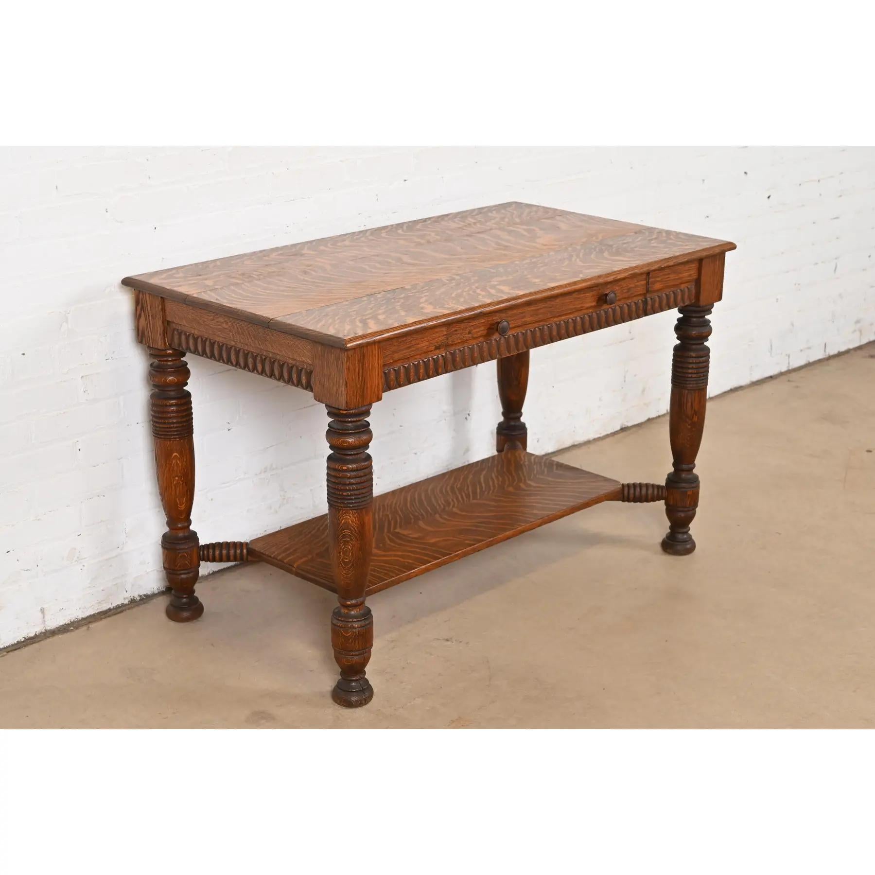 Victorien Table de bureau ou de bibliothèque ancienne victorienne en chêne tigré de style R. J. Horner en vente