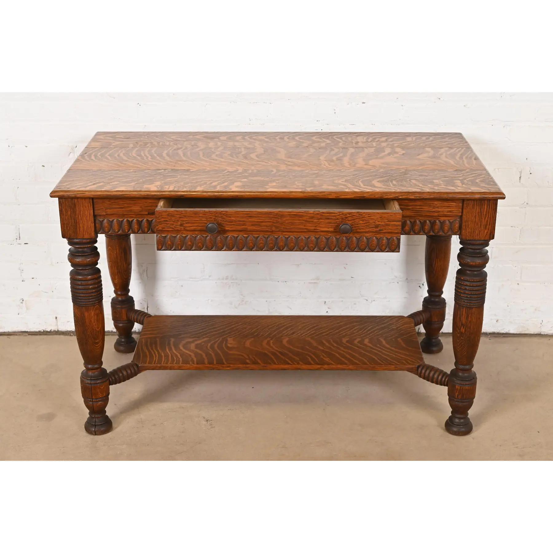 Fin du XIXe siècle Table de bureau ou de bibliothèque ancienne victorienne en chêne tigré de style R. J. Horner en vente
