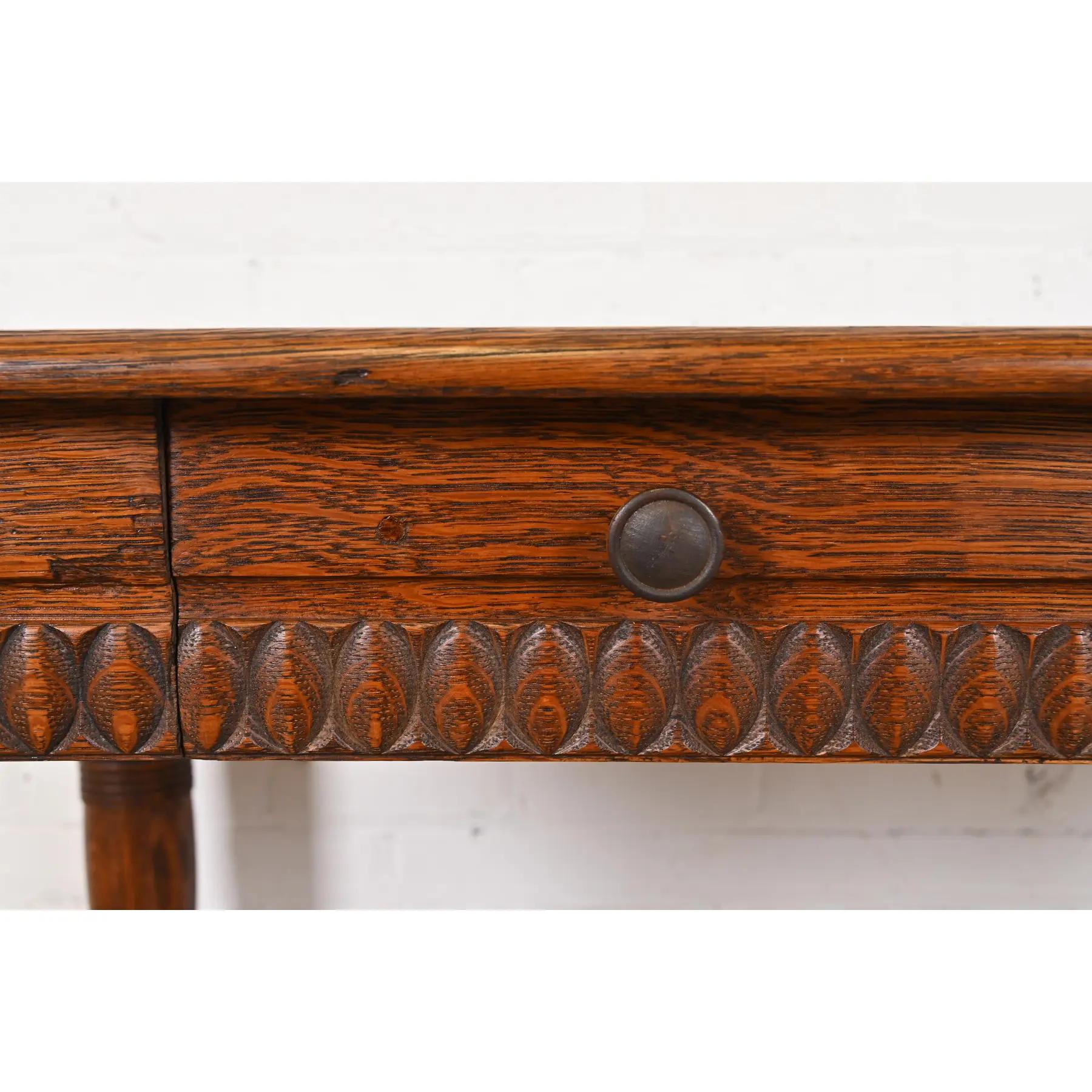 Chêne Table de bureau ou de bibliothèque ancienne victorienne en chêne tigré de style R. J. Horner en vente