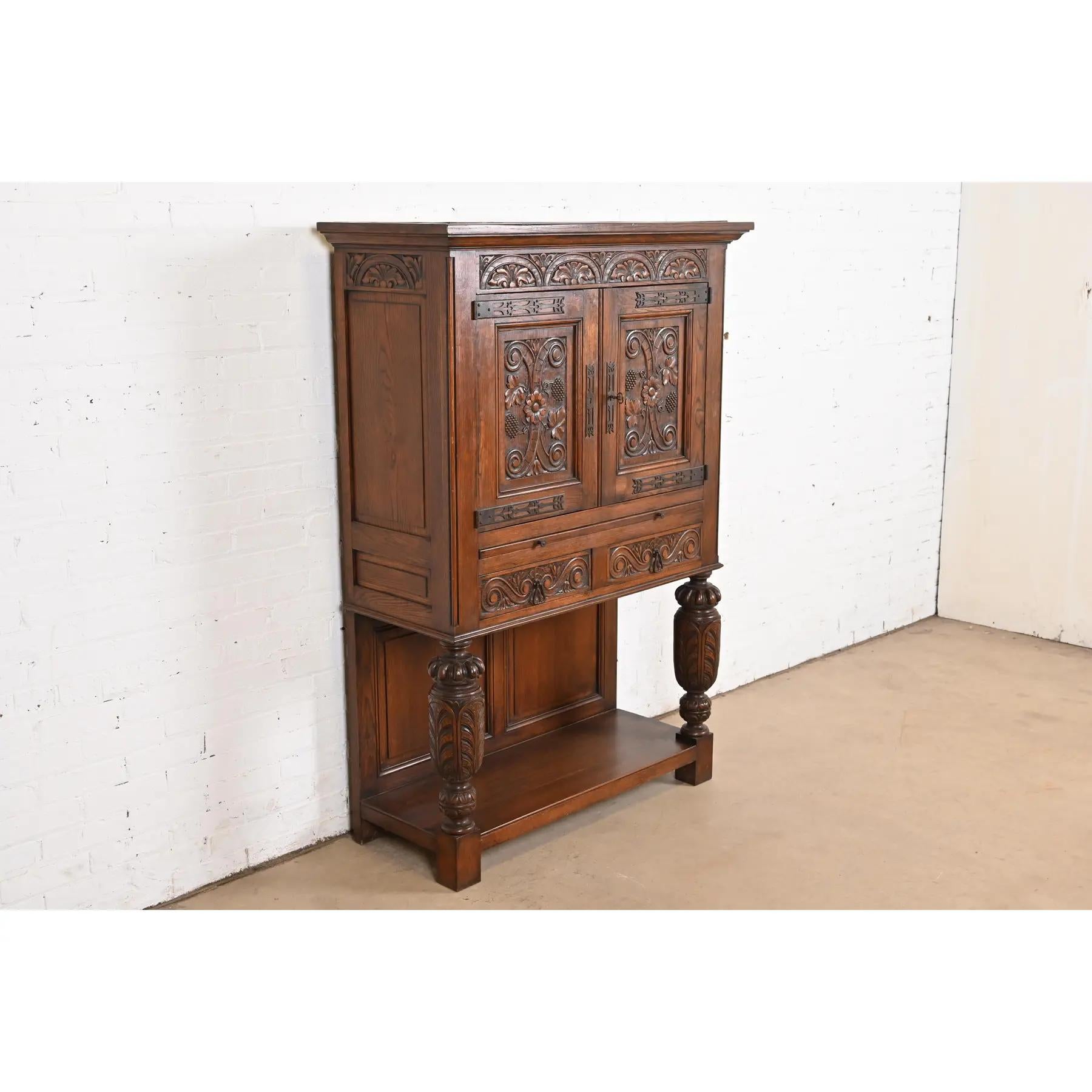 R. J. Horner Style English Jacobean Carved Oak Bar Cabinet, Circa 1900 In Good Condition For Sale In South Bend, IN