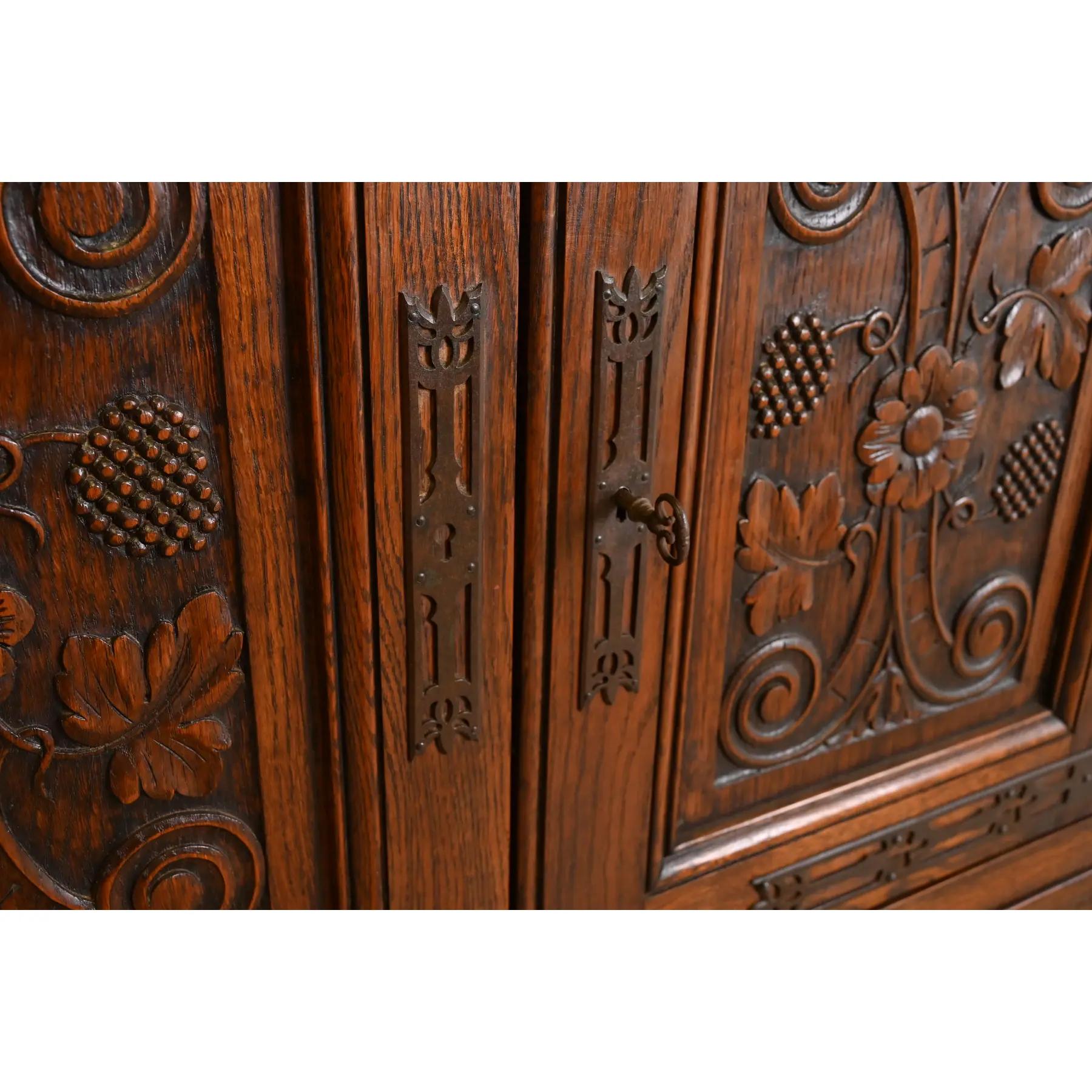 R. J. Horner Style English Jacobean Carved Oak Bar Cabinet, Circa 1900 For Sale 2