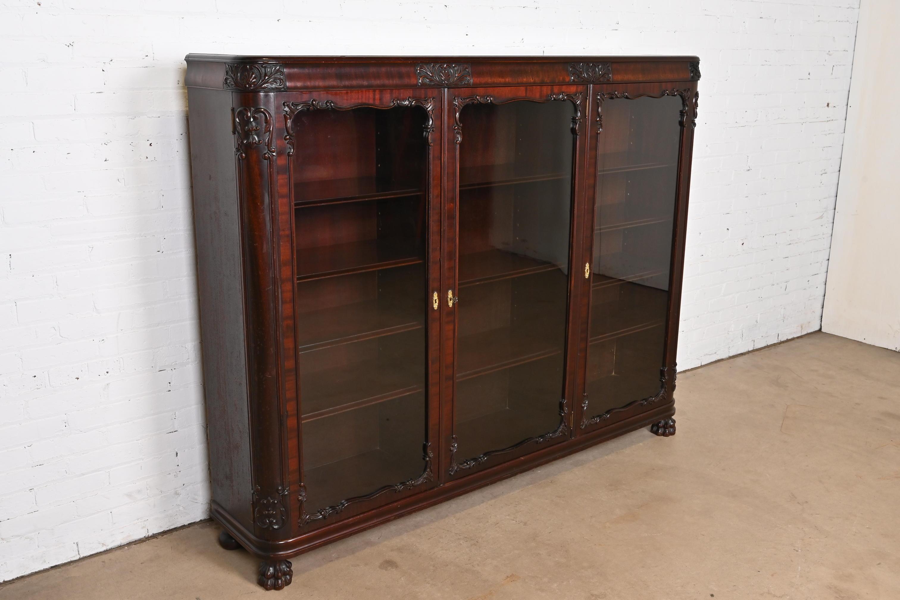 Triple bibliothèque victorienne de style R. J. Horner en acajou sculpté avec façade en verre, années 1890 Bon état - En vente à South Bend, IN
