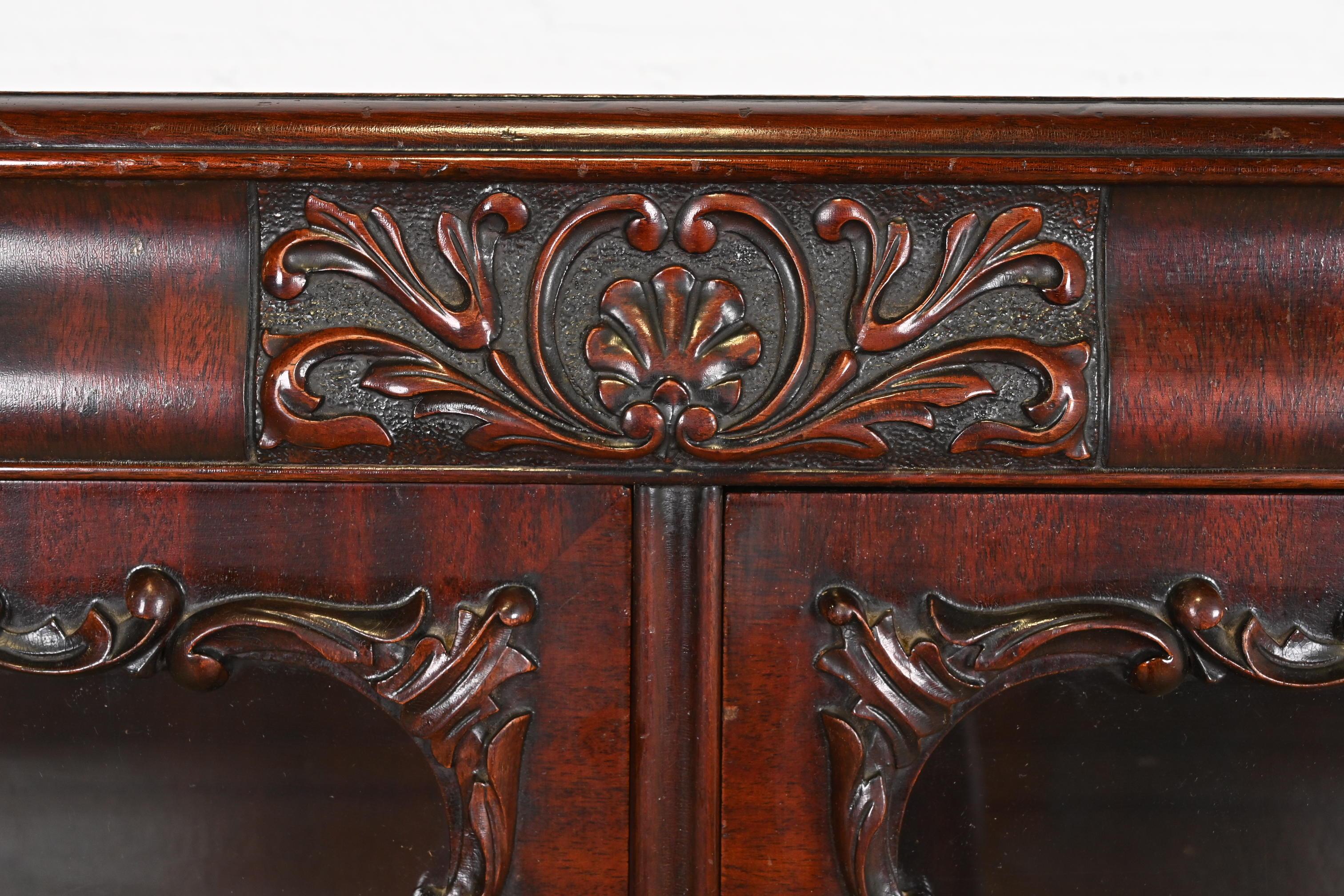 Laiton Triple bibliothèque victorienne de style R. J. Horner en acajou sculpté avec façade en verre, années 1890 en vente