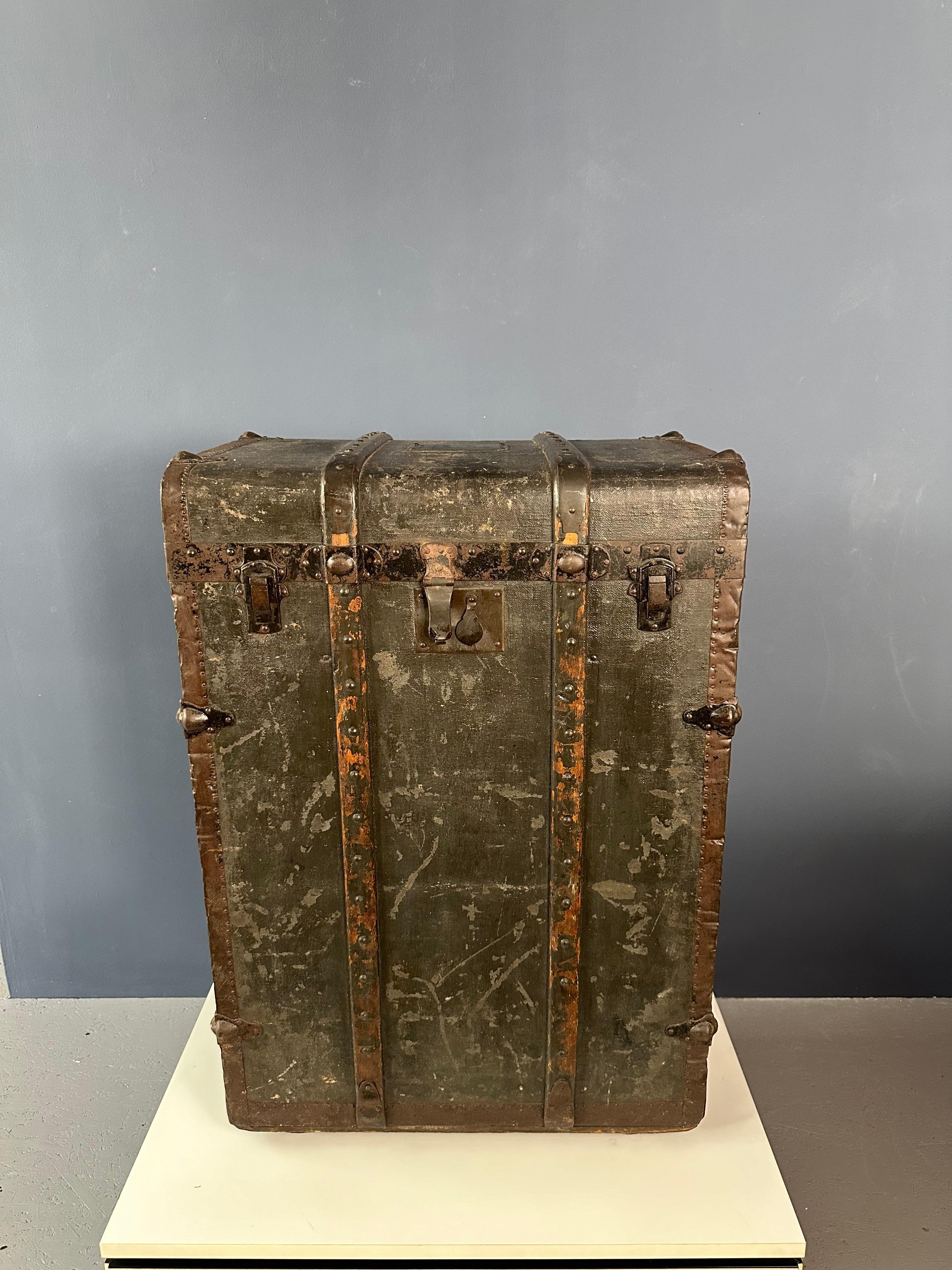 Viaggia senza fatica con il R.L.A. i. Baule da viaggio. Dotato di ruote resistenti e di un design spazioso, questo baule unisce lo stile classico alla comodità moderna, rendendolo perfetto per le tue avventure.