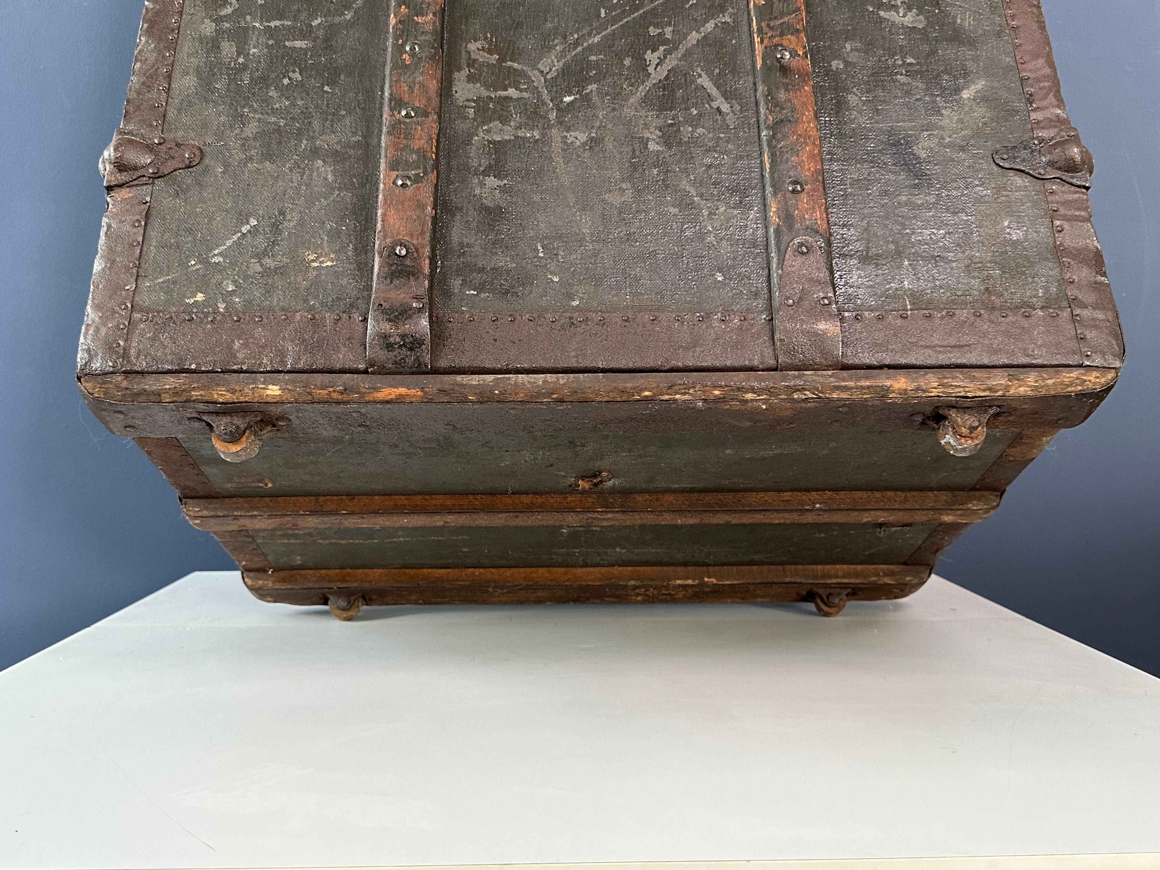 Legno R. I.L.A. i. Baule da viaggio con ruote in vendita