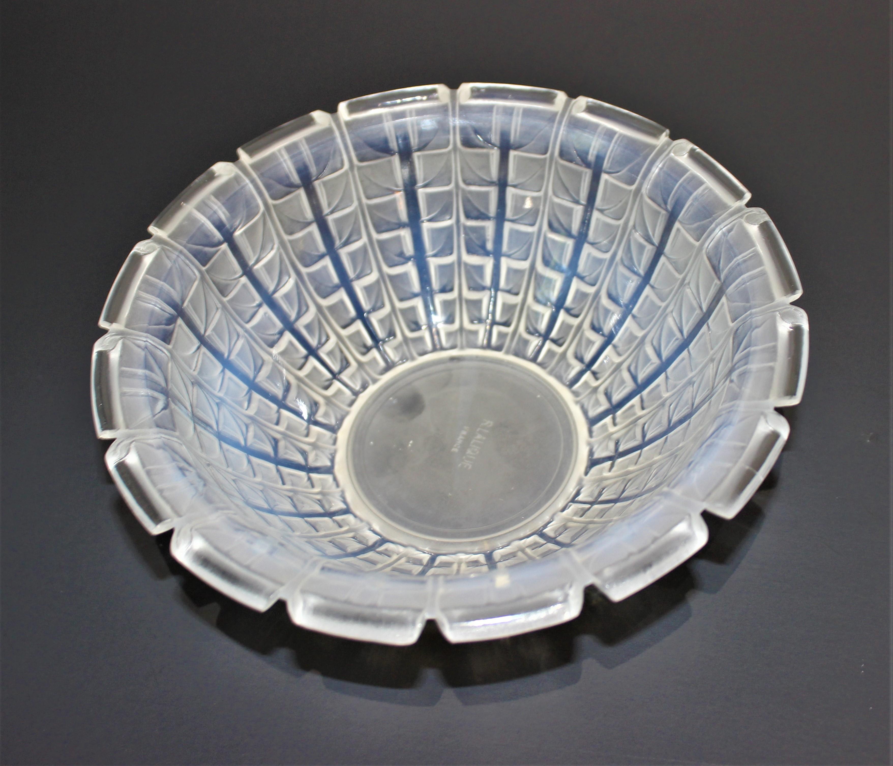 R. Lalique 1928 Acacia Opalescent Bowl In Good Condition For Sale In West Palm Beach, FL