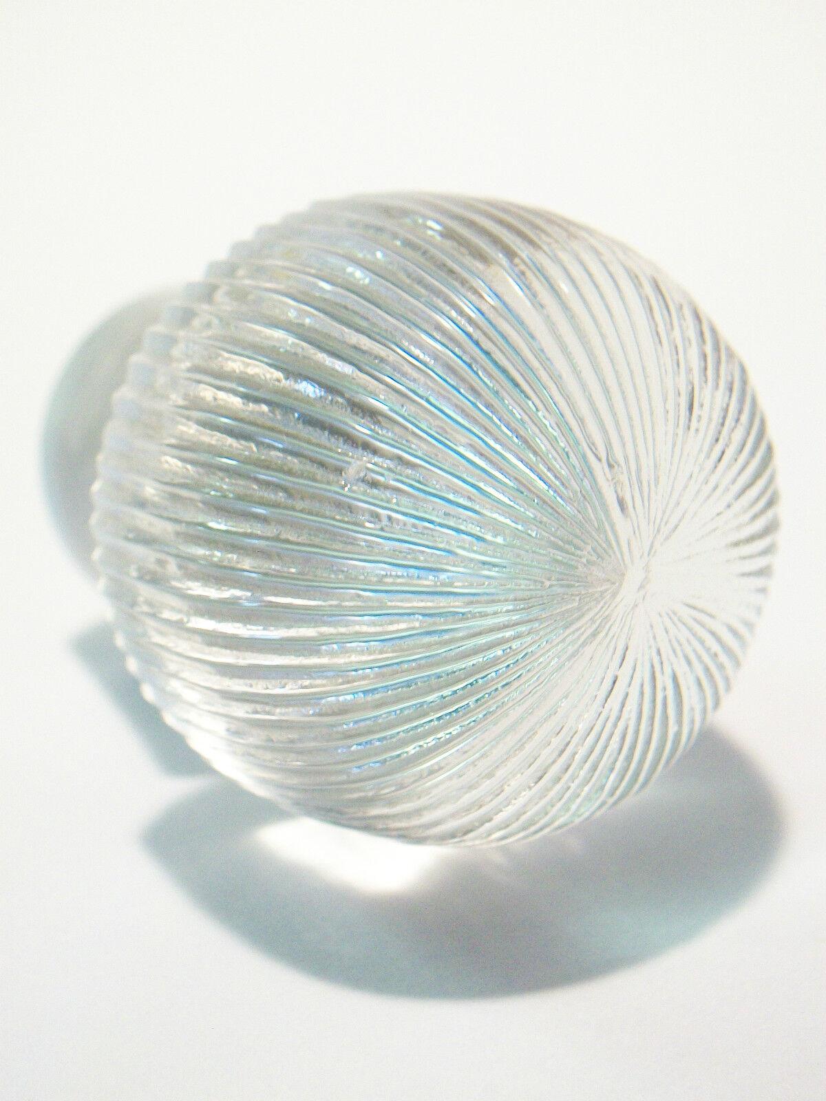 RENE LALIQUE - Bouchon ancien en verre transparent en forme de champignon pour une carafe ou un flacon de parfum - numéro '98' sur la base - France - début du 20ème siècle.  Il s'agit d'un bouchon original de R. Lalique - et non d'une reproduction