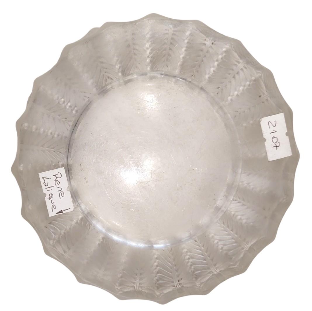 French R. Lalique Clear & Frosted Crystal JAMAIQUE Ashtray, c. 1928 For Sale