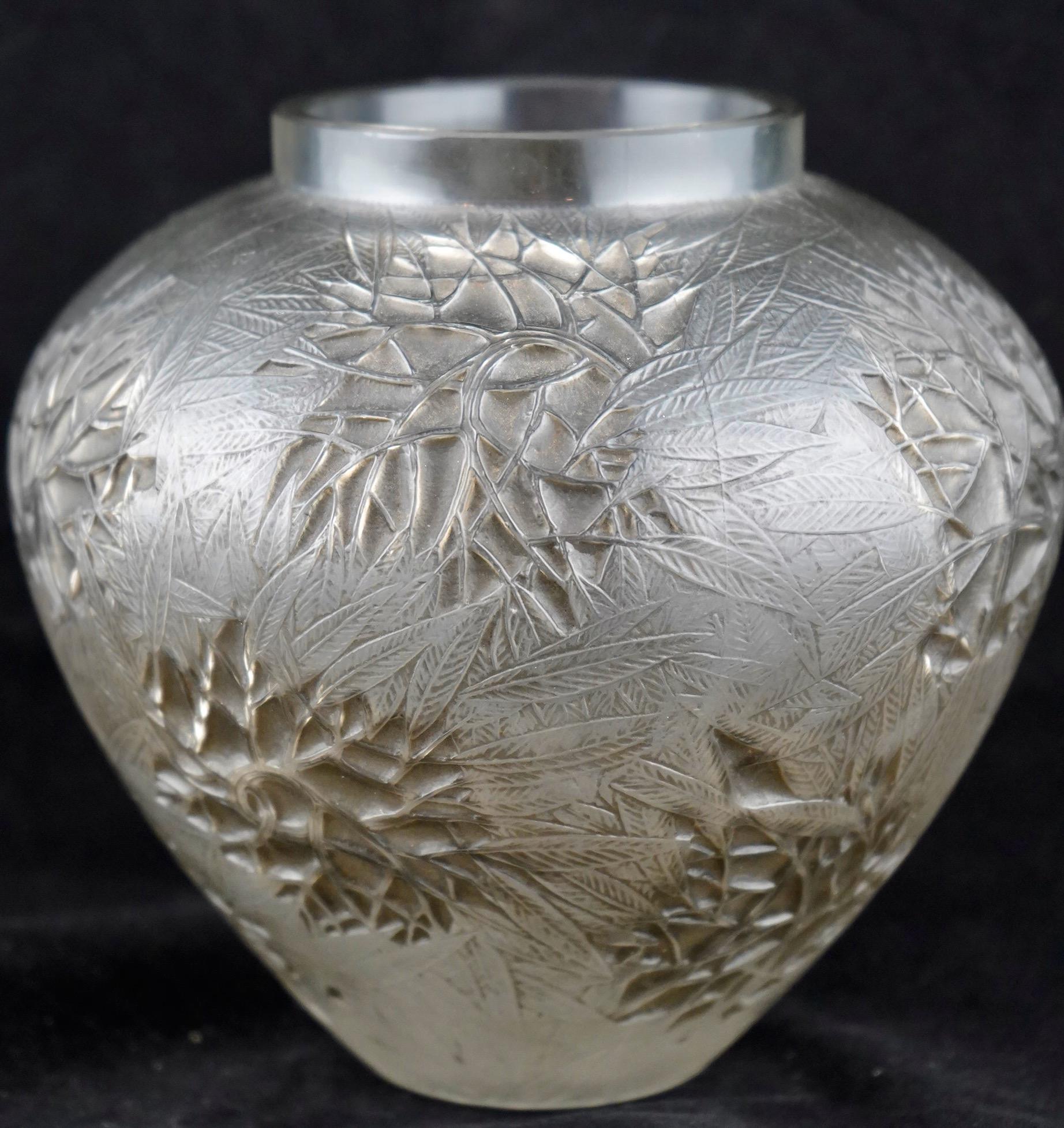 Vase Esterel au design Rene Lalique de 1923 en patine grise. La base est ornée d'une signature polie et moulée de l'usine.