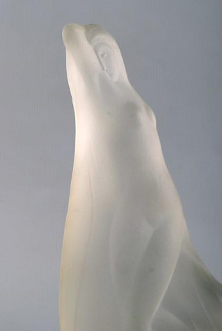 R. Lalique, France. Art Deco sculpture of a naked woman in art glass on a black base. 1920 / 30's.
Measures: 26.5 x 11.5 cm.
In very good condition.
Stamped.