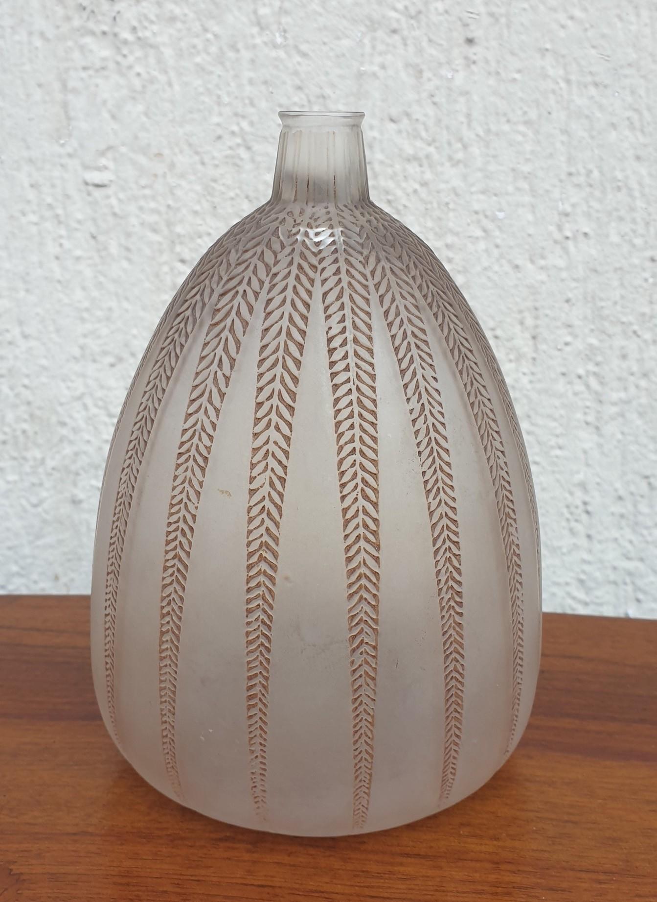 R Lalique, Mimosa Vase, Art Nouveau, 20th Century In Excellent Condition For Sale In MARSEILLE, FR