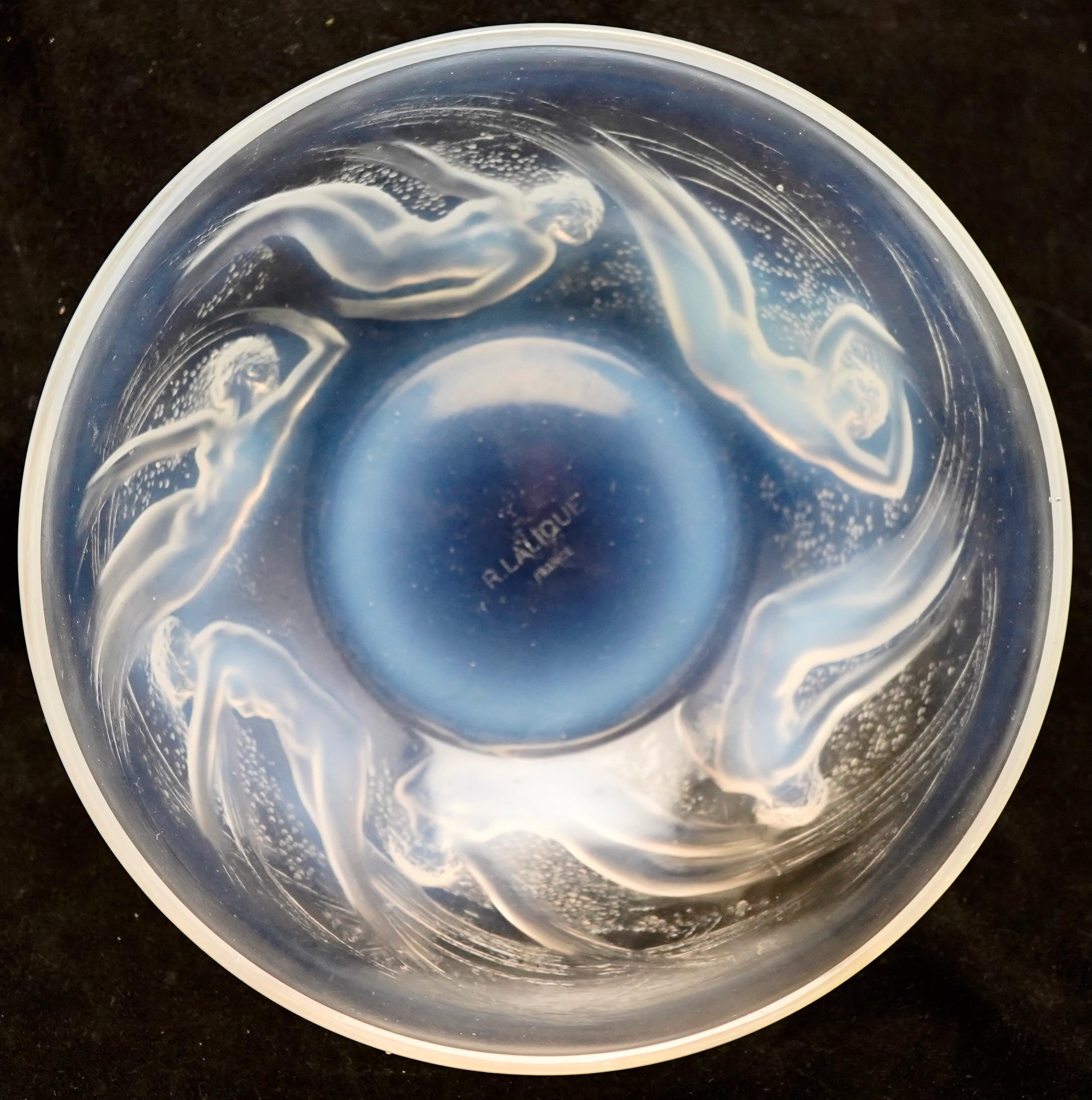 R. Ciotola in vetro fuso di Lalique Ondines, circ. 1925. Un buon esempio di questo modello popolare, con una buona opalescenza e dettagli raffinati. Firma incisa all'acido sul fondo.