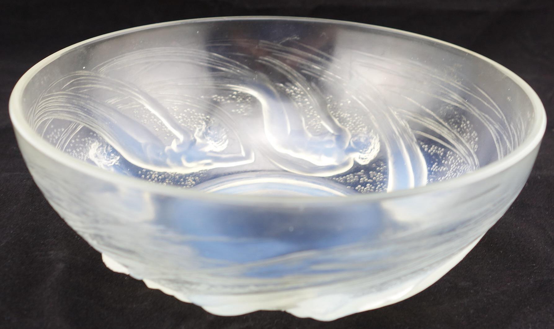 R Lalique opalescent glass Ondines pattern bowl, circa 1930s. The bowl is 8 1/8