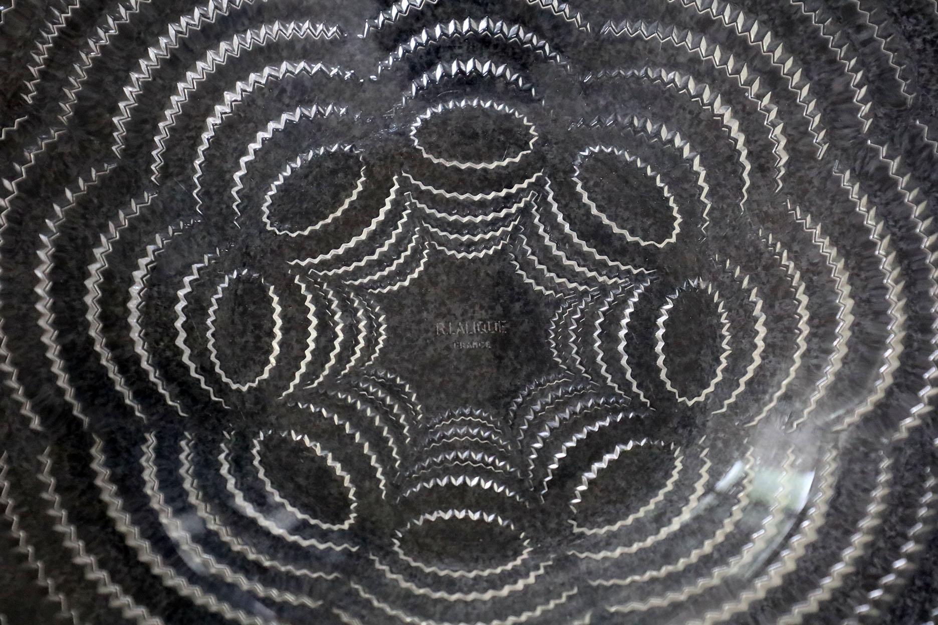 Français R. Assiette Lalique en vente