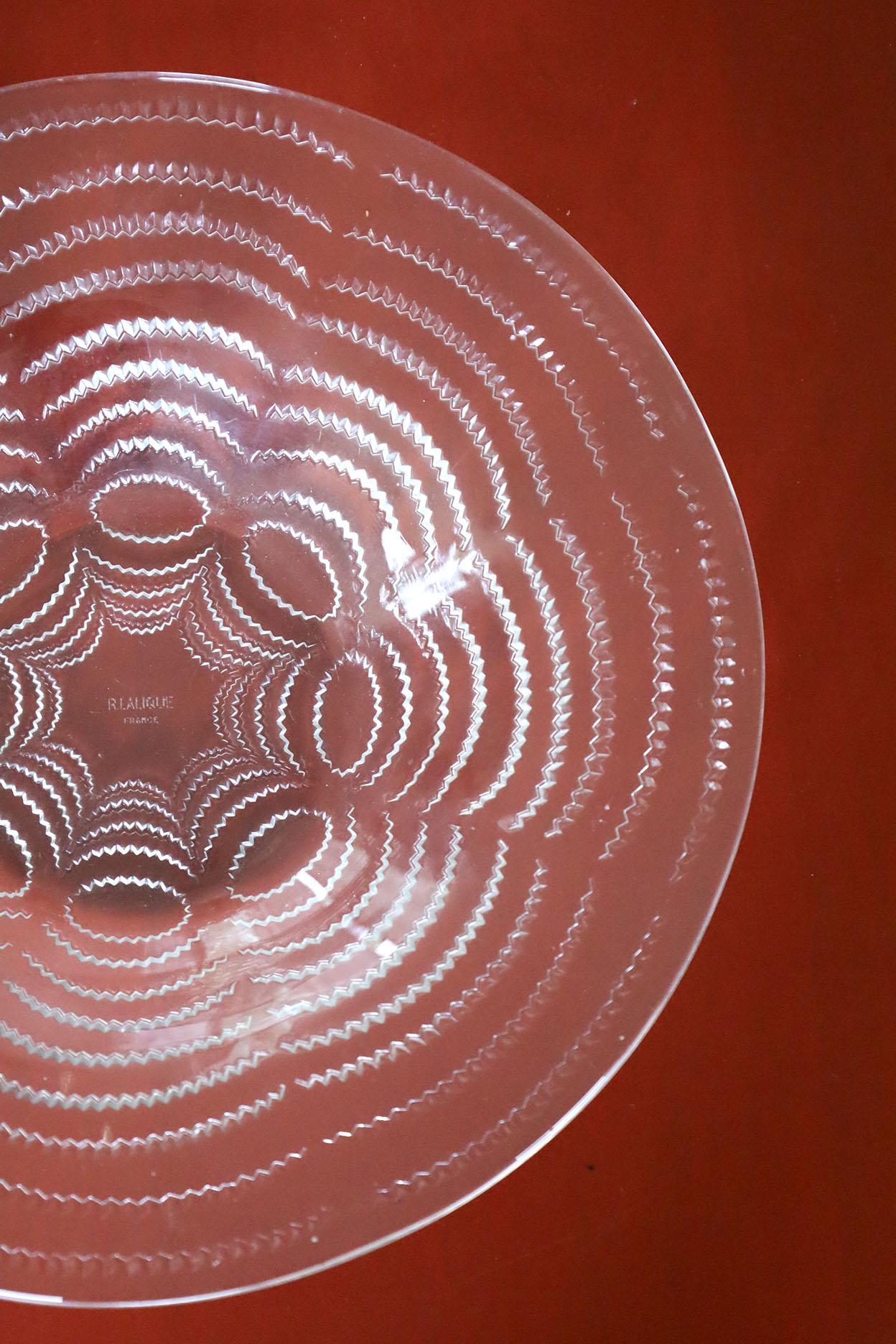 Milieu du XXe siècle R. Assiette Lalique en vente