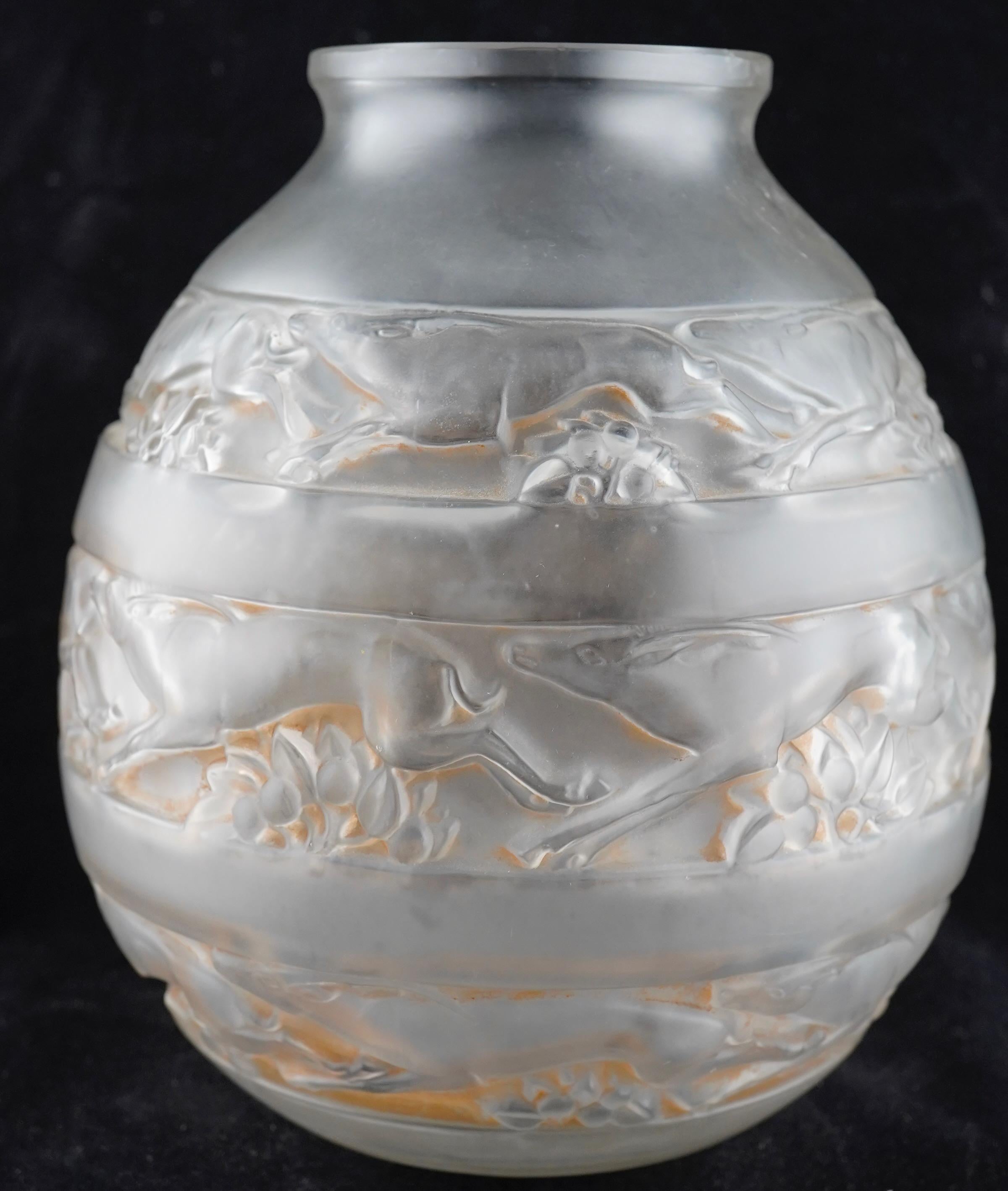 Design/One Soudan Vaael di Rene Lalique creato nel 1928, corpo ovoidale, decorato in rilievo con tre bande di cervi e fiori in corsa. Eretto con patina color seppia. Firma incisa di Acis sulla base.
