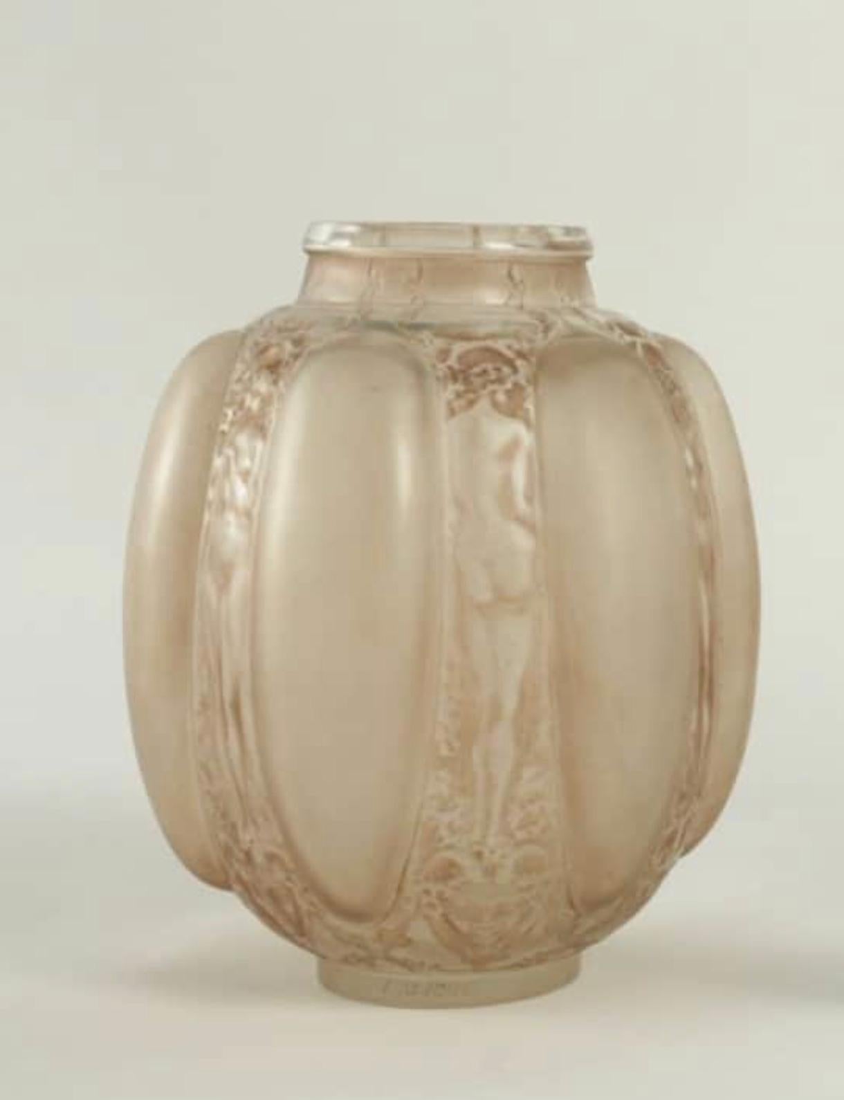 R Lalique, Vase Six Figurines Et Masques In Excellent Condition In SAINT-OUEN-SUR-SEINE, FR