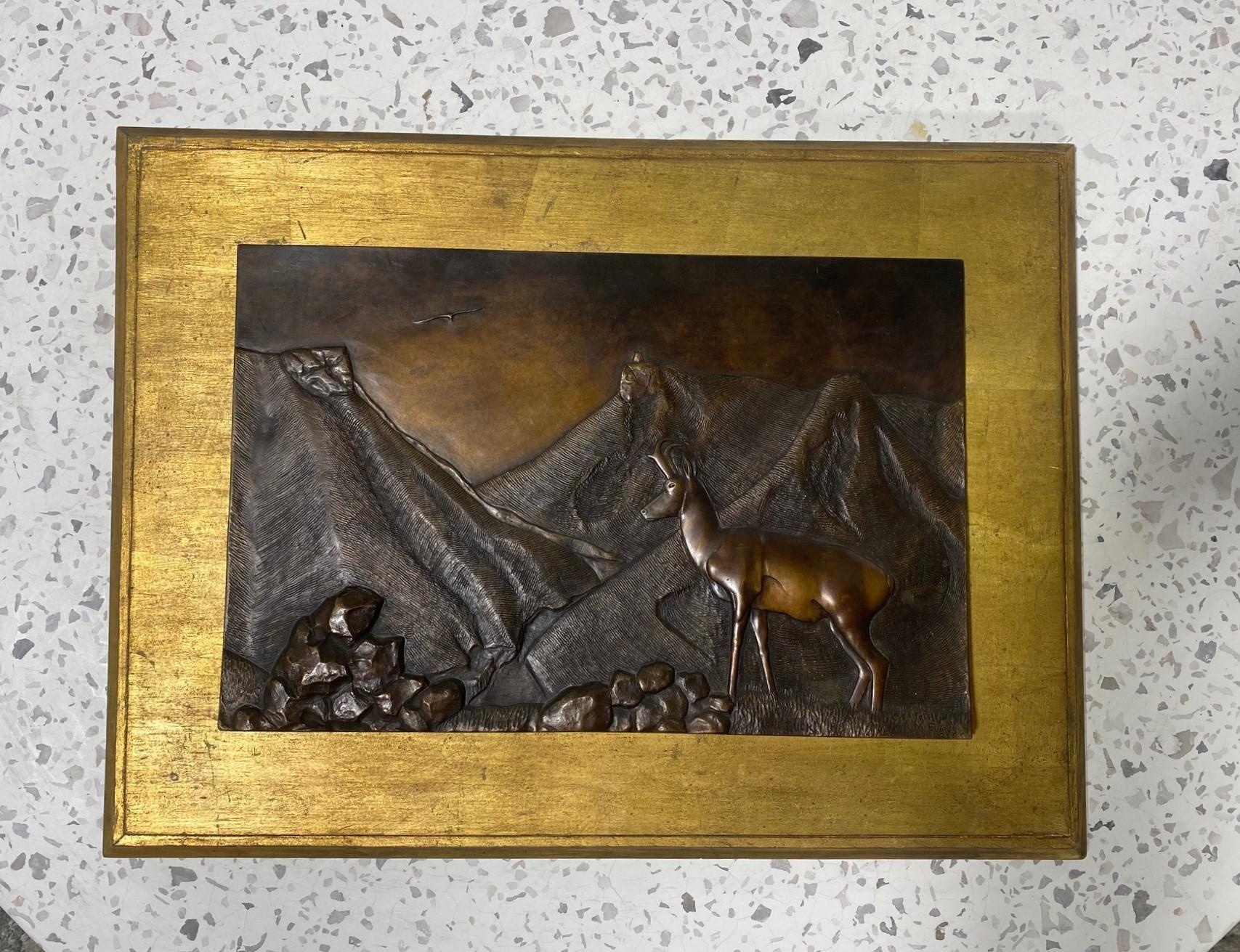 Une plaque de bronze en relief de taille relativement importante, magnifiquement réalisée et richement détaillée par l'artiste américain R. M. Evans. L'œuvre intitulée 