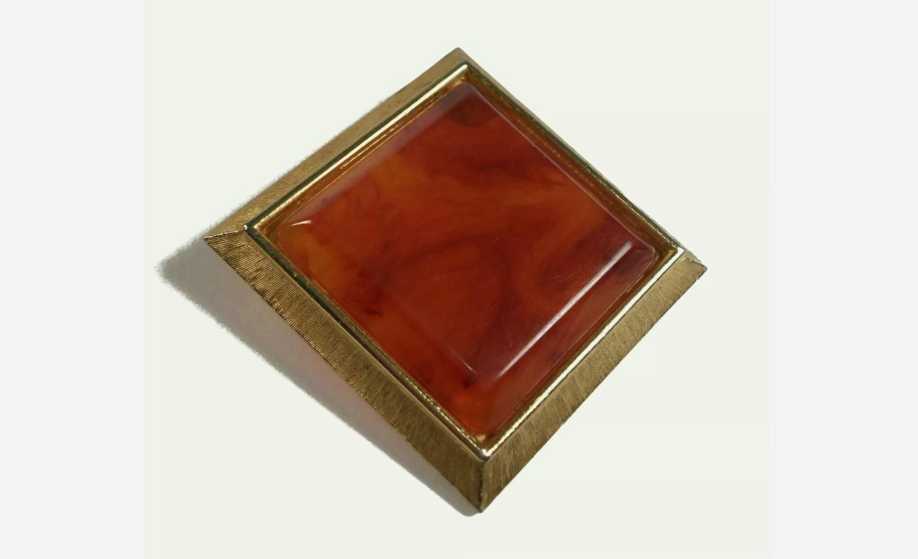 ROBERT MANDLE COMPANY - Vintage faux amber & brushed gold tone brooch - hinged pin to the back - signed on the back © MANDLE - United States - late 20th century.

Excellent vintage condition - no loss - no damage - no repairs - sturdy pin and