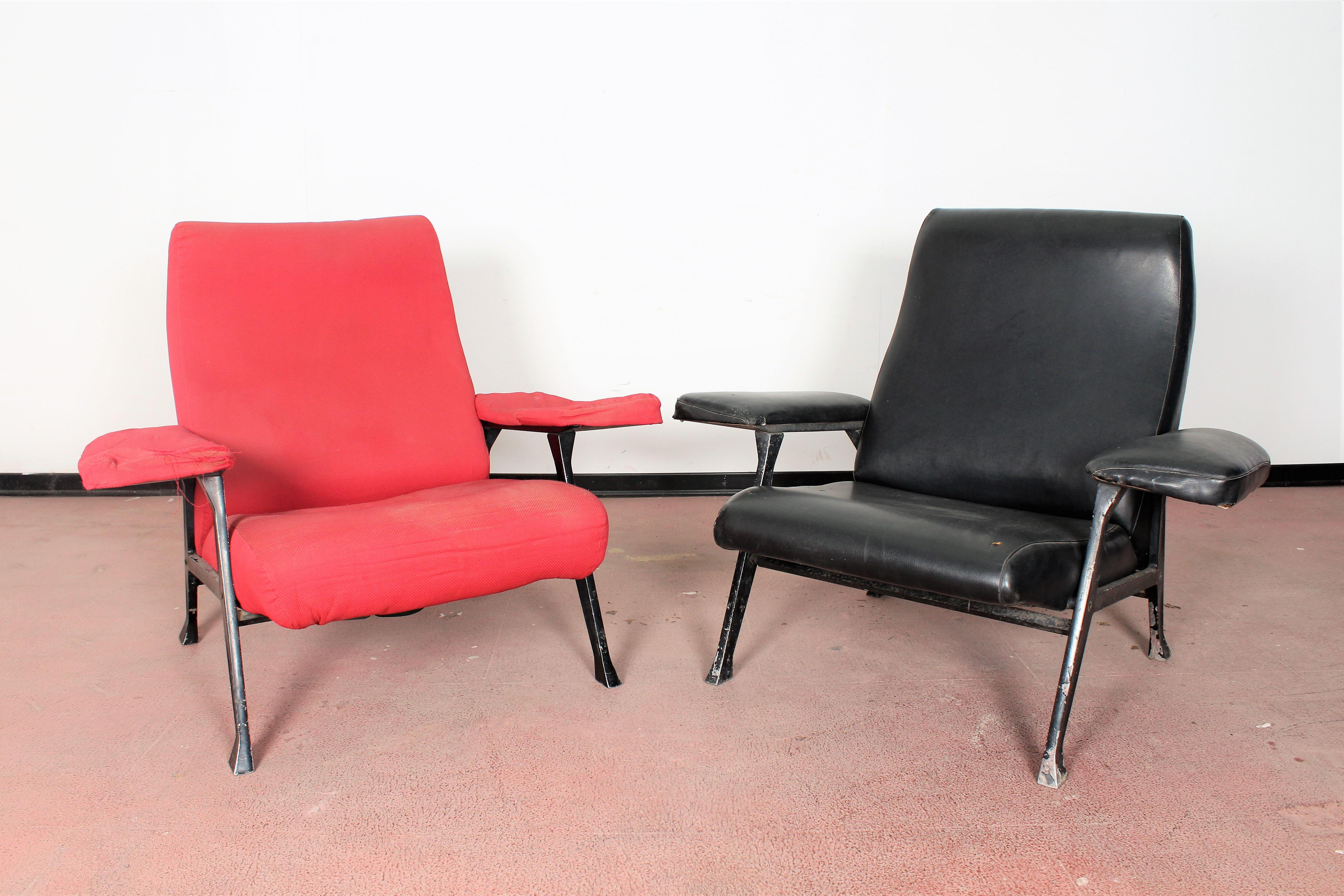 Italian R. Menghi by Arflex Midcentury Red Fabric and Black Skai Pair of Armchairs, 1958
