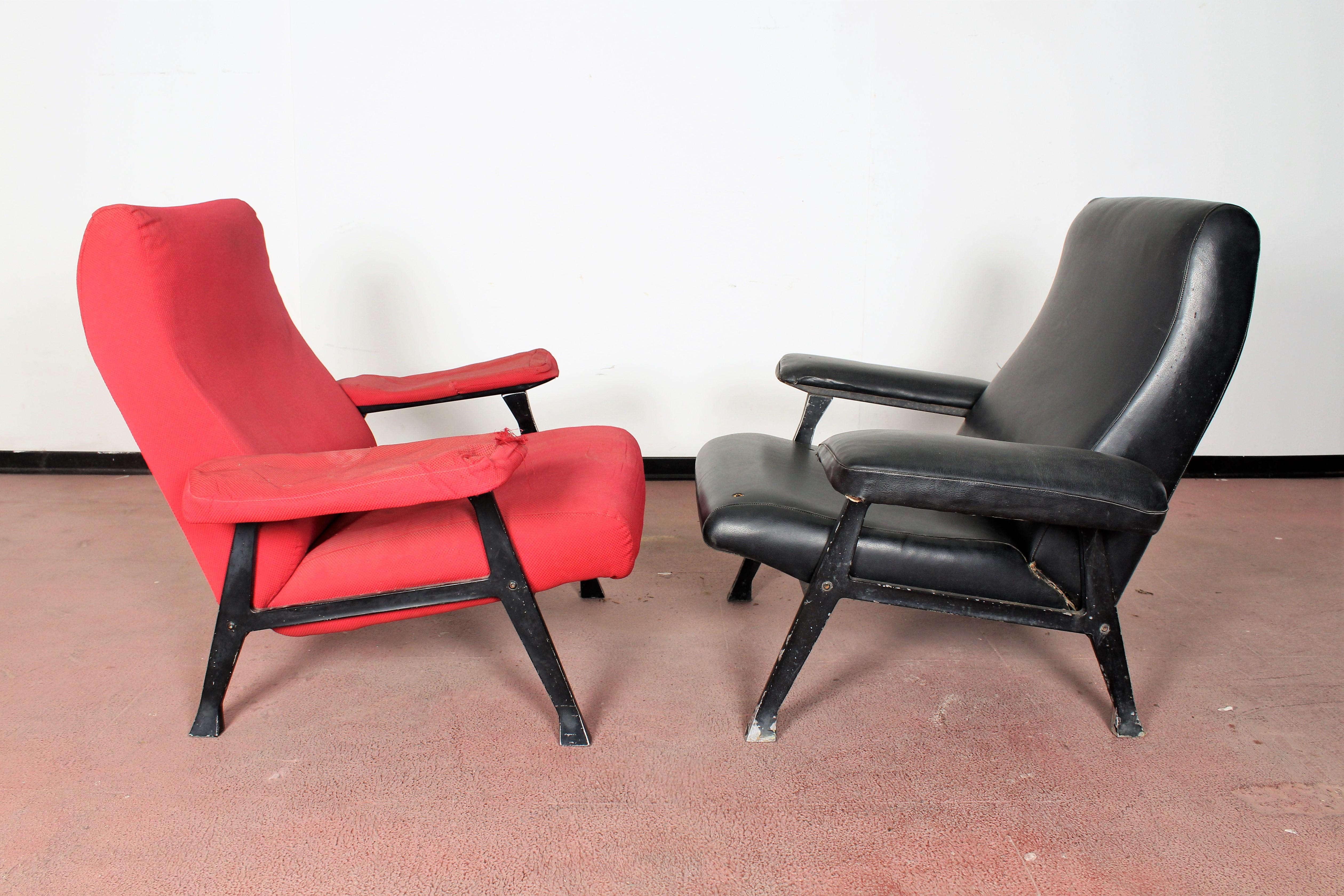 R. Menghi by Arflex Midcentury Red Fabric and Black Skai Pair of Armchairs, 1958 In Fair Condition In Palermo, IT