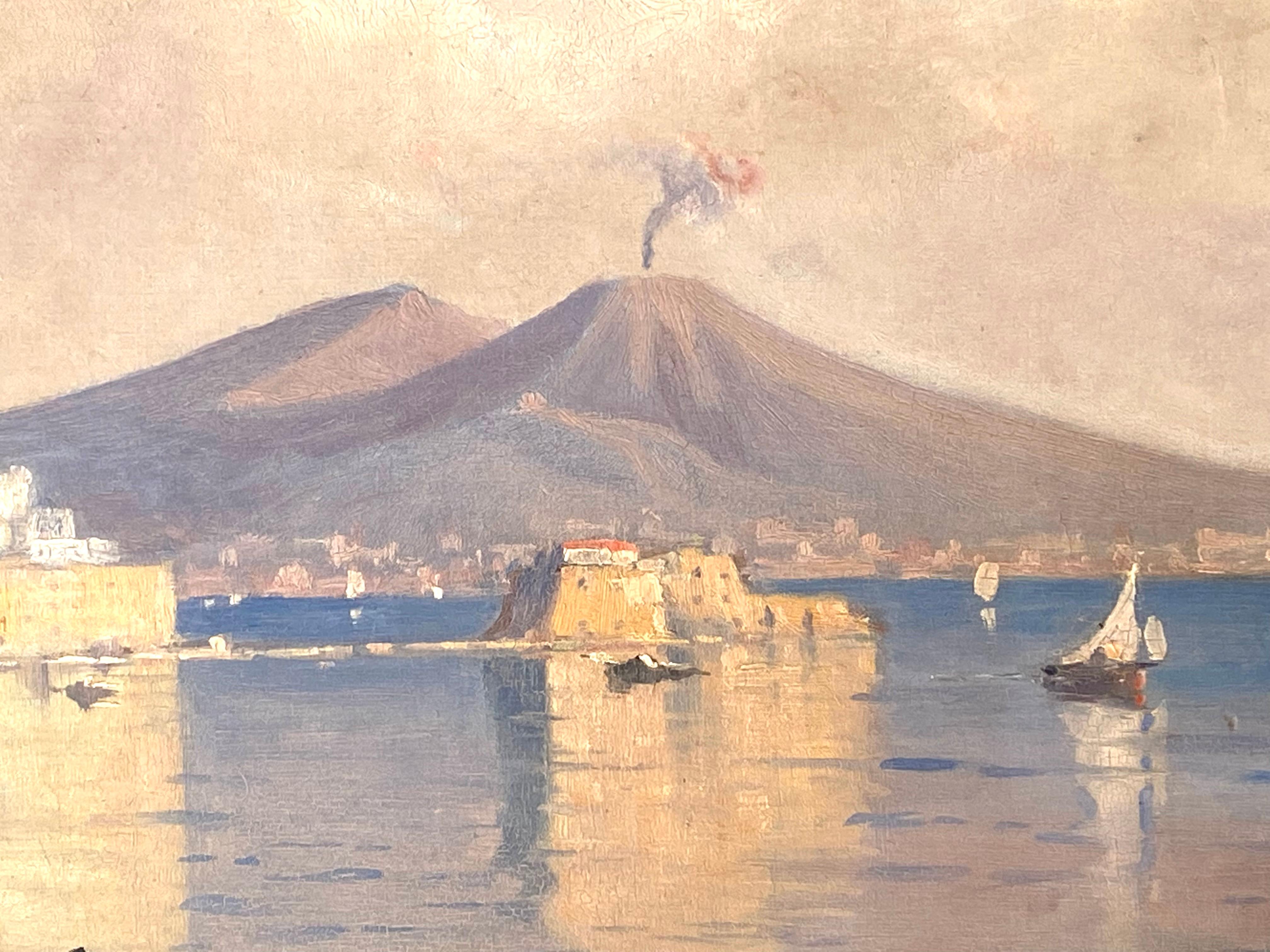 Dipinto a olio molto ben eseguito del golfo di Napoli che mostra i pescatori che prendono le reti con il Vesuvio in fiamme sullo sfondo. Firmato R. Romano in basso a sinistra.  Circa 1935. Le condizioni sono molto buone.  Il dipinto è contenuto in