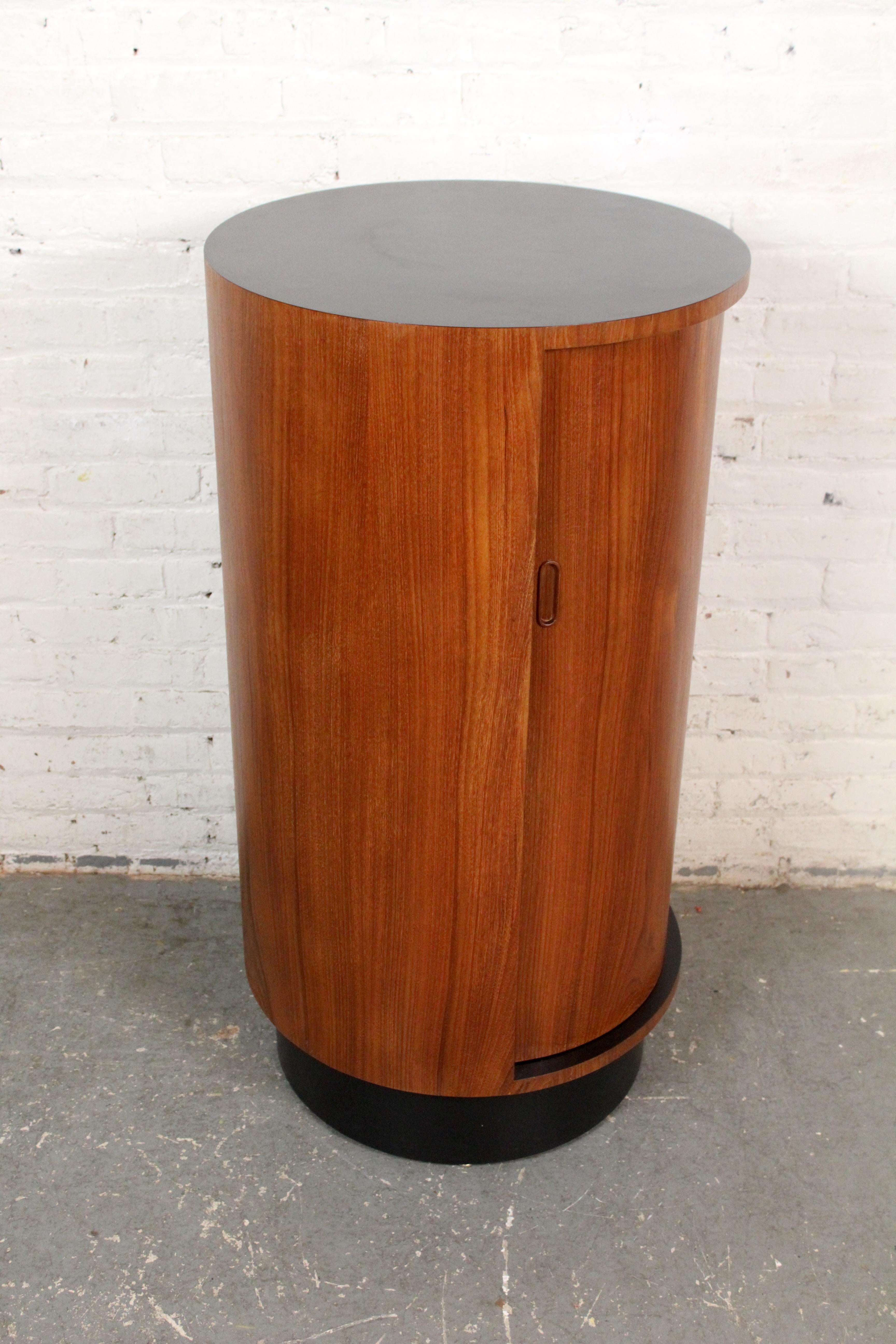 Armario de tambor cilíndrico de teca por R.S. Muebles de Montreal Teca
