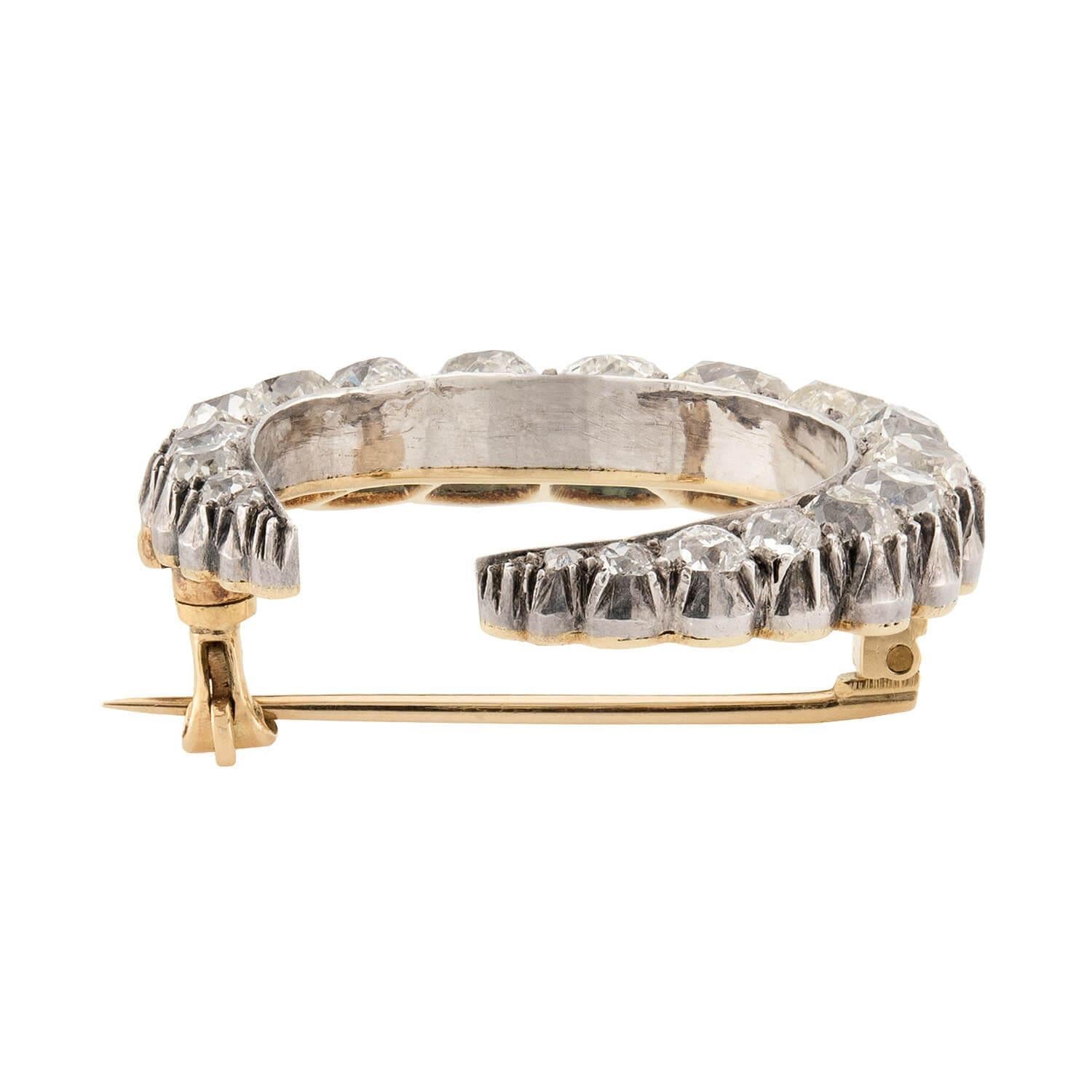 Una splendida spilla/pendente celeste di epoca vittoriana (ca. 1880) del gioielliere R. Stewart! Realizzata in vibrante oro giallo 18 carati e argento sterling, questa spilla/pendente a forma di mezzaluna è impreziosita da 4,35 carati di diamanti