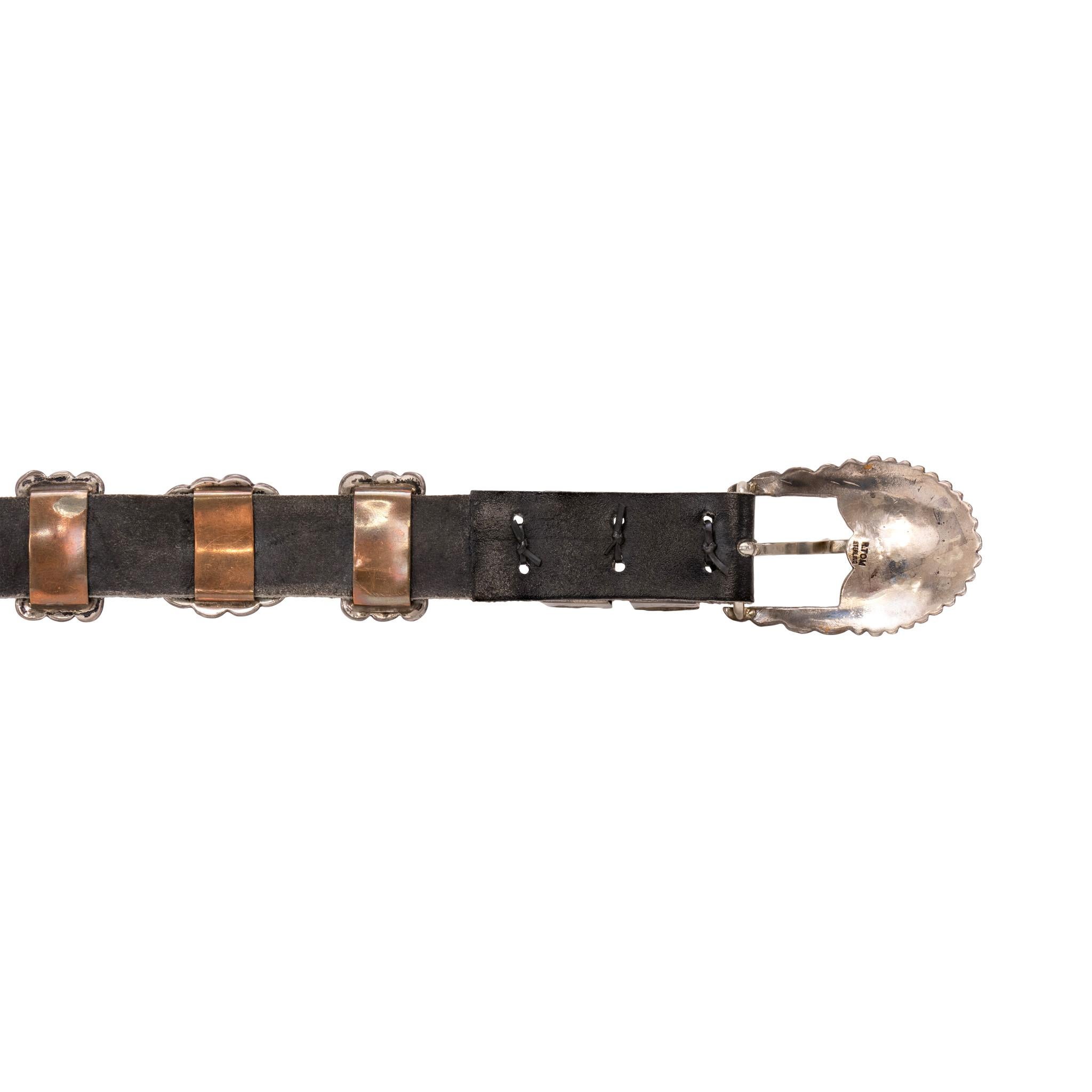 Navajo-Gürtel mit Concho aus Sterlingsilber von R. Tom. Insgesamt siebzehn Conchos, abwechselnd in ovaler und Schmetterlingsform. Mit traditionellen, handgeprägten Designs mit Diamantkern. Komplementäre Schnalle mit zwei passenden silbernen