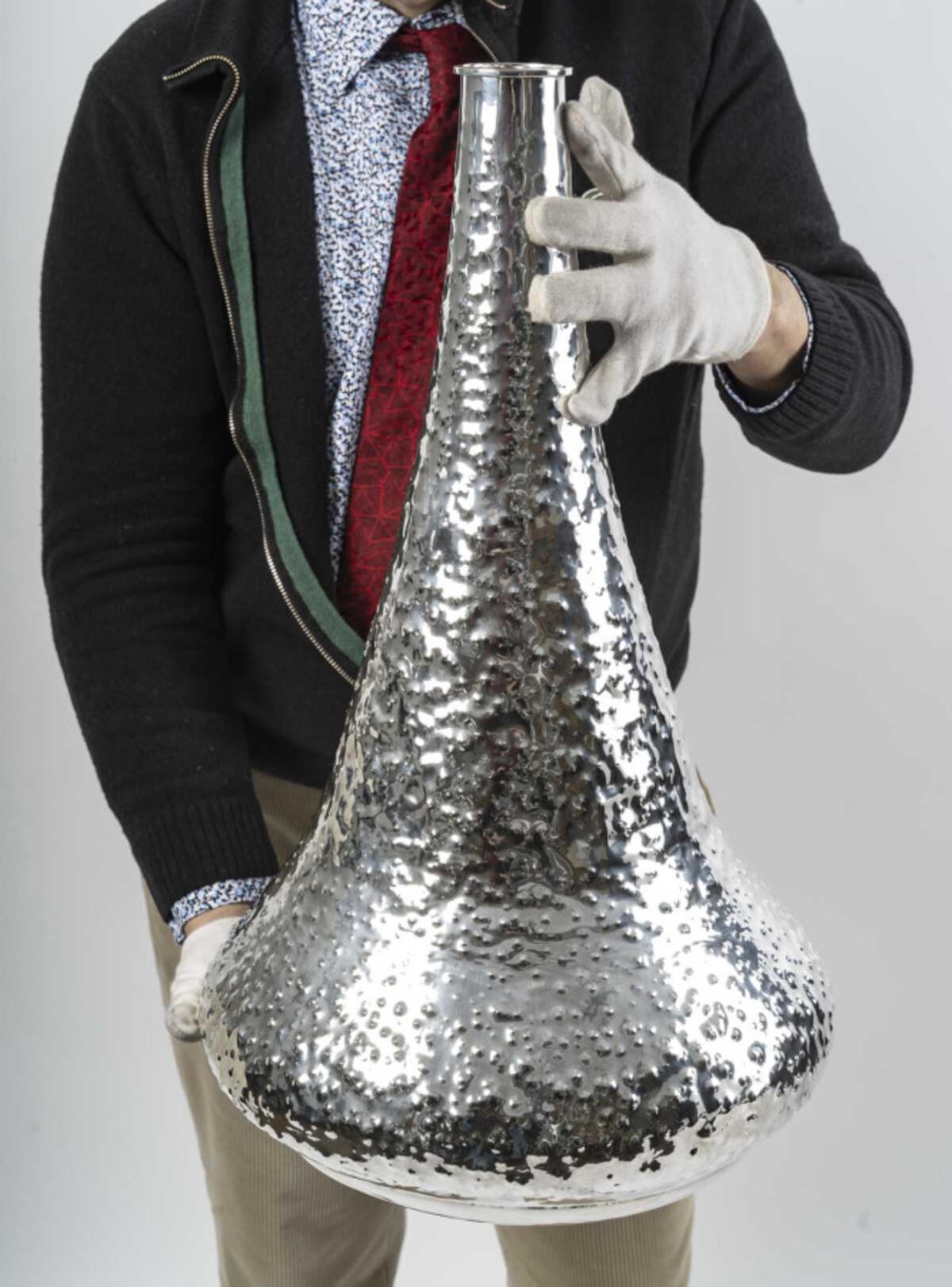Large silver vase with a tall, narrow neck decorated with drop-shaped repoussé. 800 silver.

Italian work from the 1980s.

Dimensions: Height: 57 cm - Maximum diameter (body): 34 cm

Base diameter: 27 cm - Neck diameter: 6 cm

Material: 800/°°°