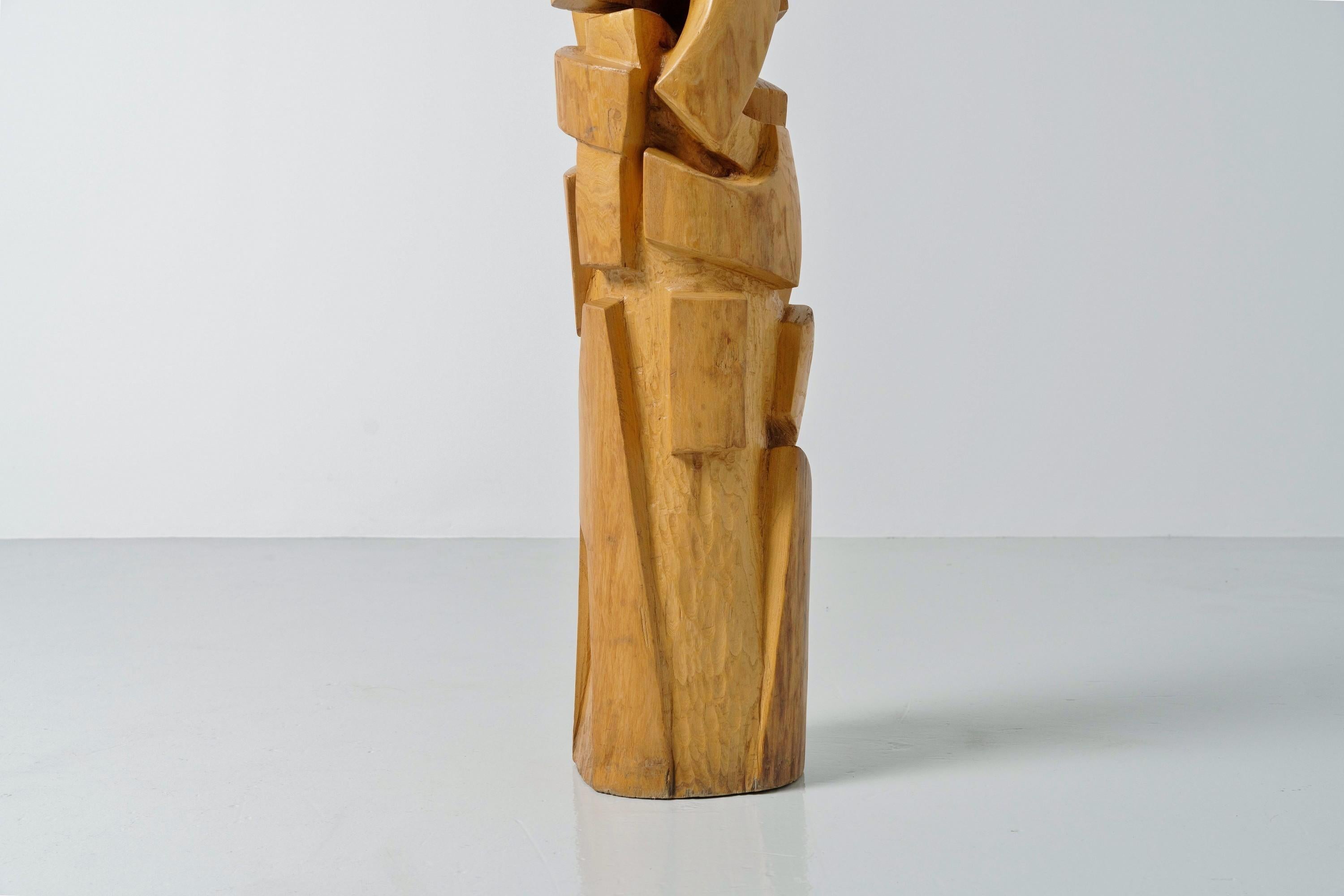 Sculpture totum très agréable à l'œil et attrayante de la main de l'artiste néerlandais Rob van 't Zelfde, réalisée dans les années 1970. La sculpture est fabriquée en bois d'orme et est légèrement effilée vers le haut. Comme les poteaux TOTEM qui