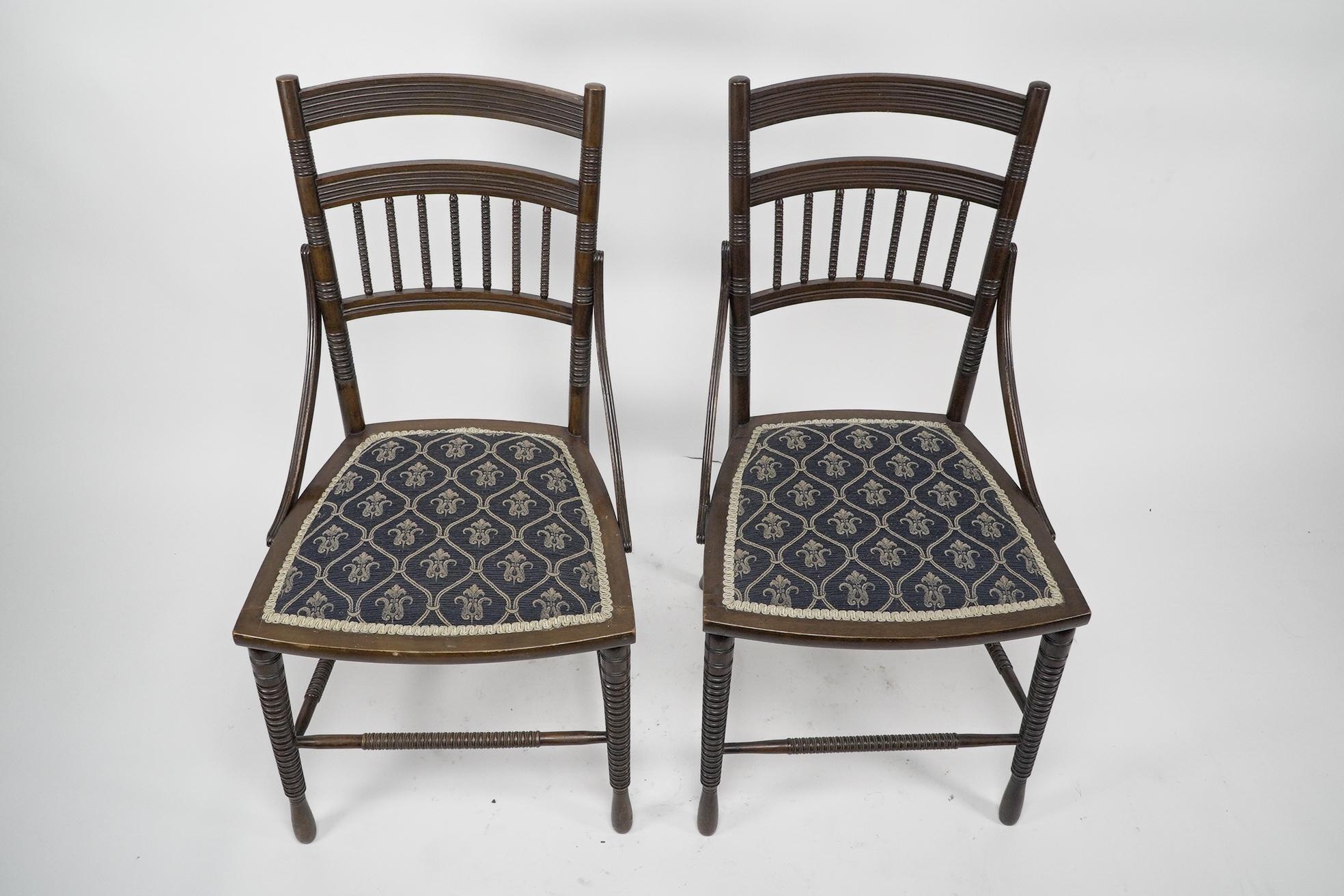 R. W. Edis, wahrscheinlich von Jackson & Graham Ein schönes Paar Beistellstühle aus Nussbaumholz (Ästhetizismus) im Angebot