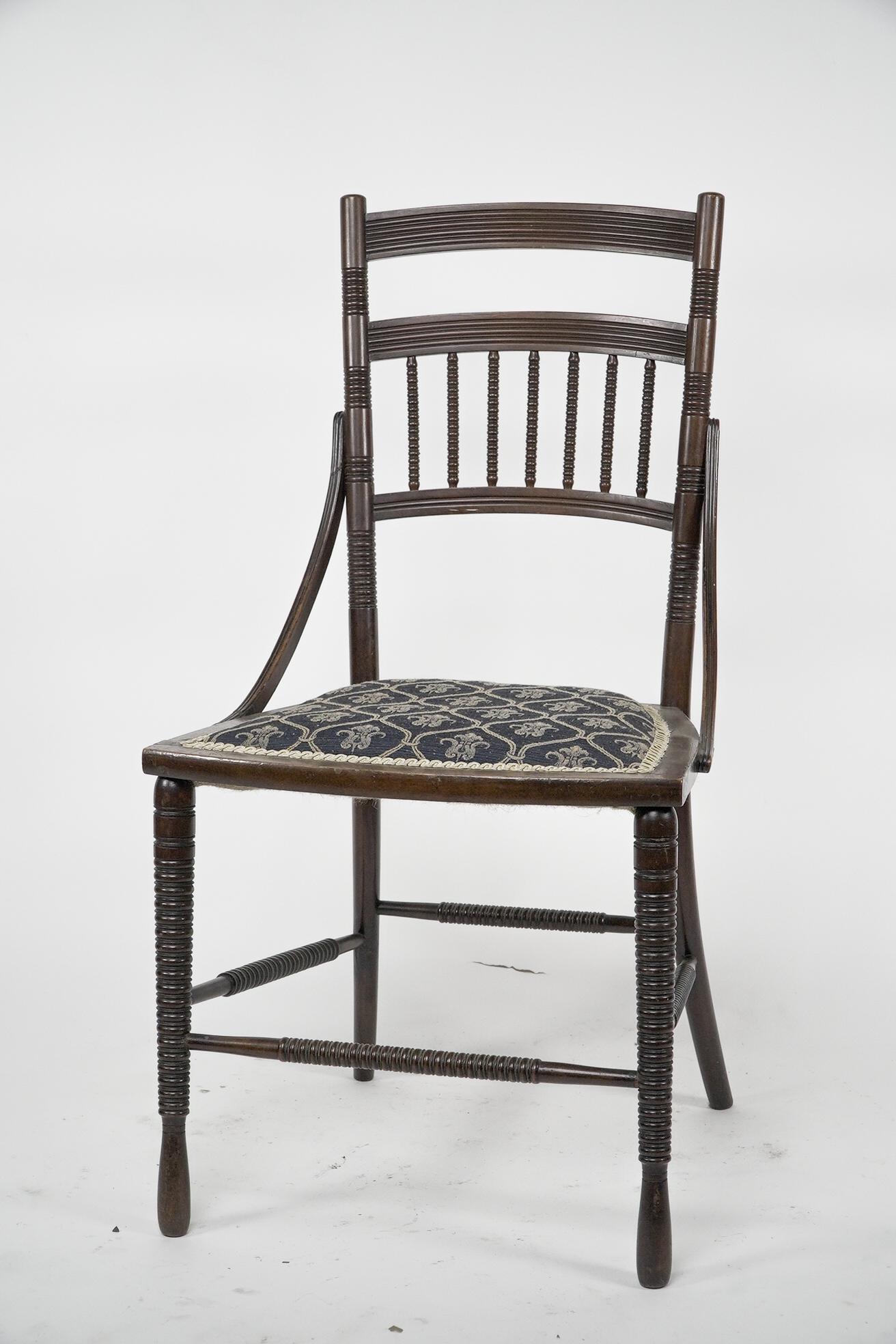 R. W. Edis, probably made by Jackson & Graham A fine pair of Walnut side chairs In Good Condition For Sale In London, GB