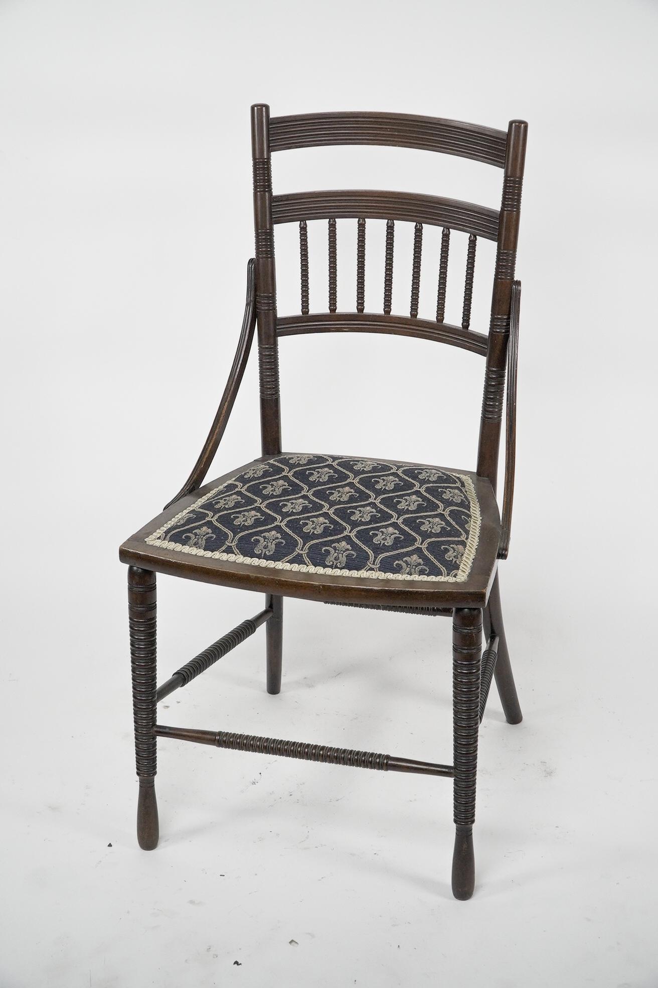 R. W. Edis, wahrscheinlich von Jackson & Graham Ein schönes Paar Beistellstühle aus Nussbaumholz (Spätes 19. Jahrhundert) im Angebot