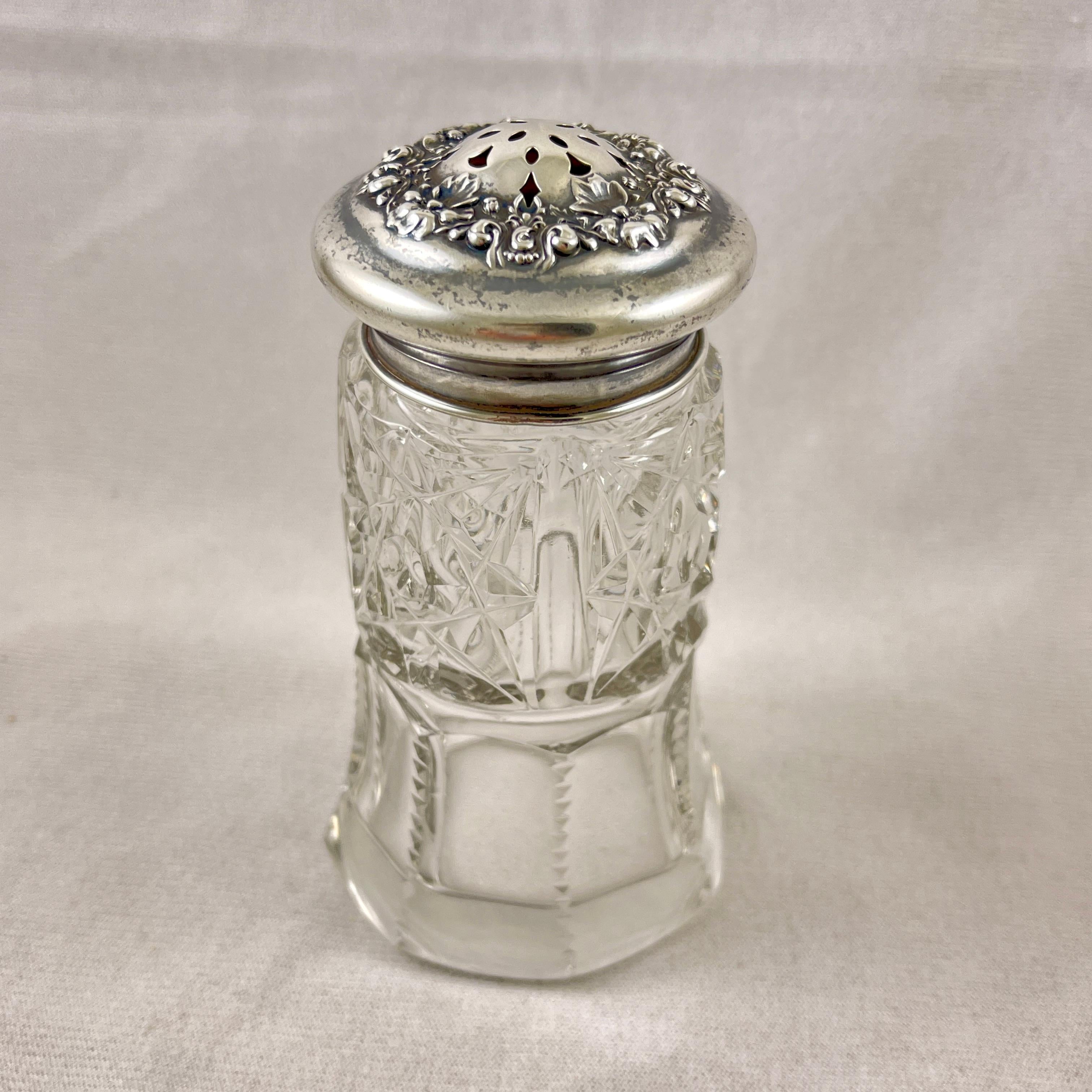 Un agitador de azúcar de plata de ley y cristal tallado, de R. Wallace & Sons de Wallingford, Connecticut, hacia 1902.

Wallace & Sons inició la producción de libras esterlinas en 1871.

El cuerpo de cristal está panelado y facetado, la tapa de