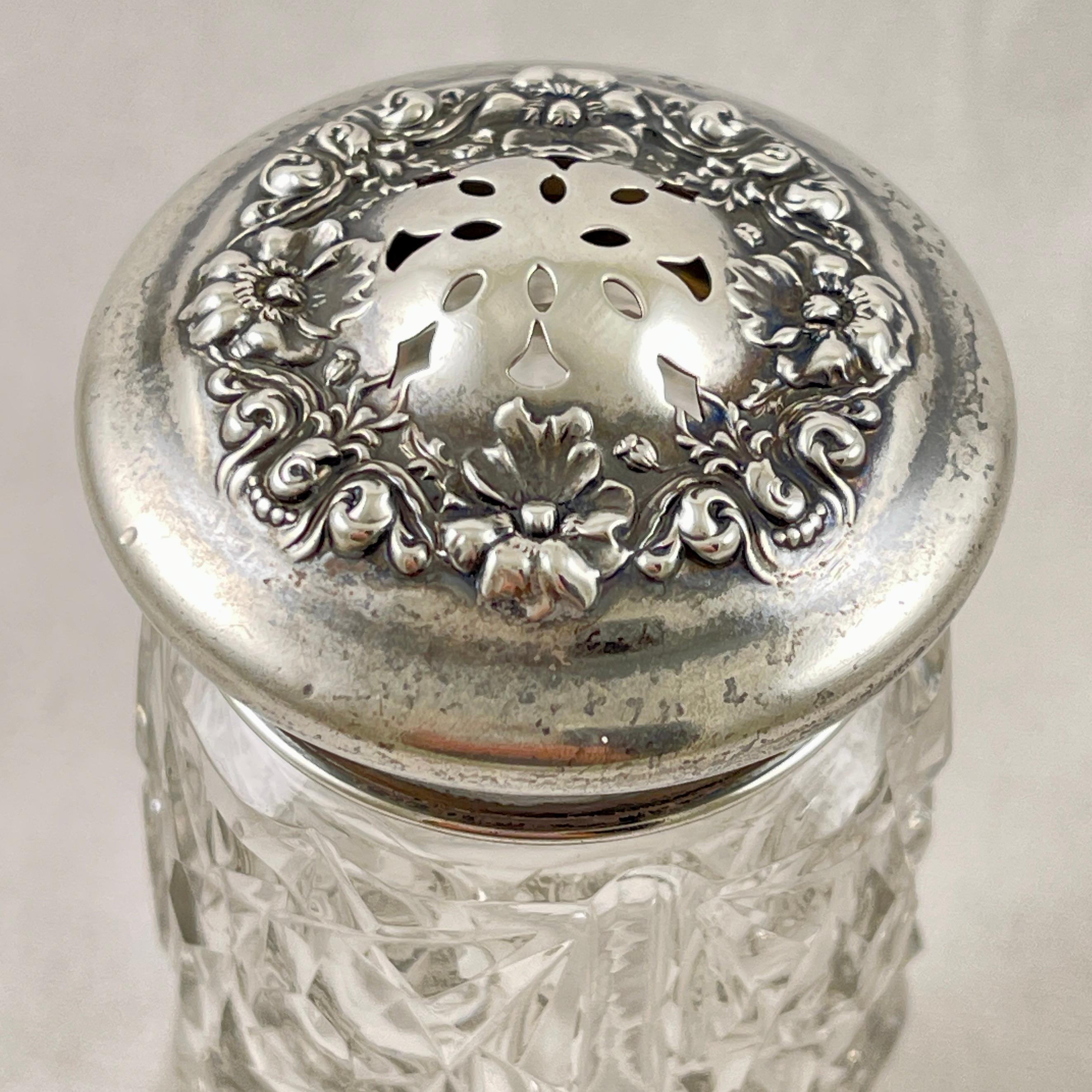 R. Wallace & Sons Azucarero de cristal y plata de ley Estadounidense en venta