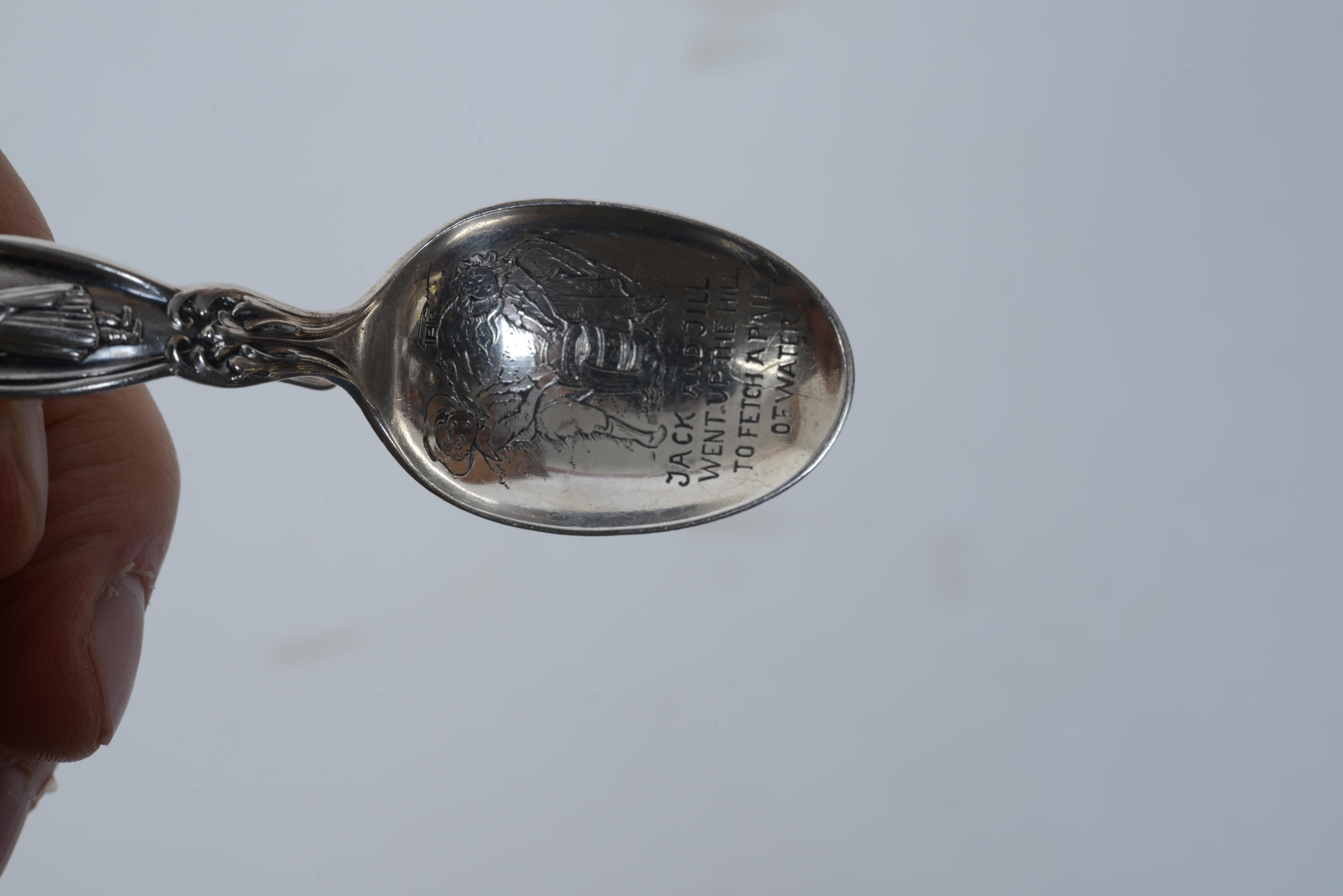 Americano R. Cucchiaio per bambini a manico curvo SS di Wallace & Sons con ciotola incisa 