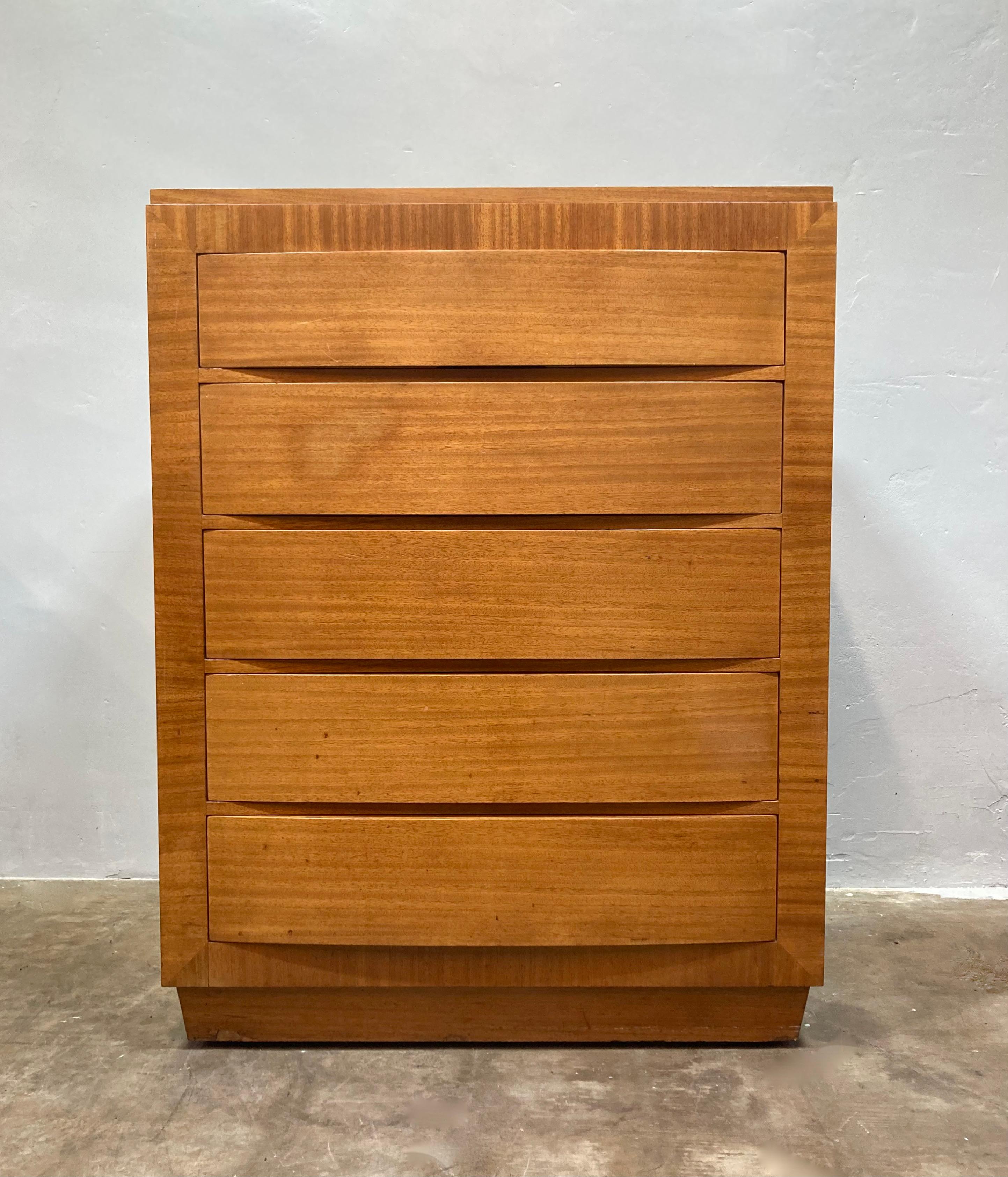 Rare Rway Philippine Mahogany 5 Drawer Dresser.  Curved, convex drawers add a deco touch to this well crafted Mid-Century dresser. 

Good Vintage condition with stain on second drawer. Small chips on front base, shown in last two pictures.
 
On