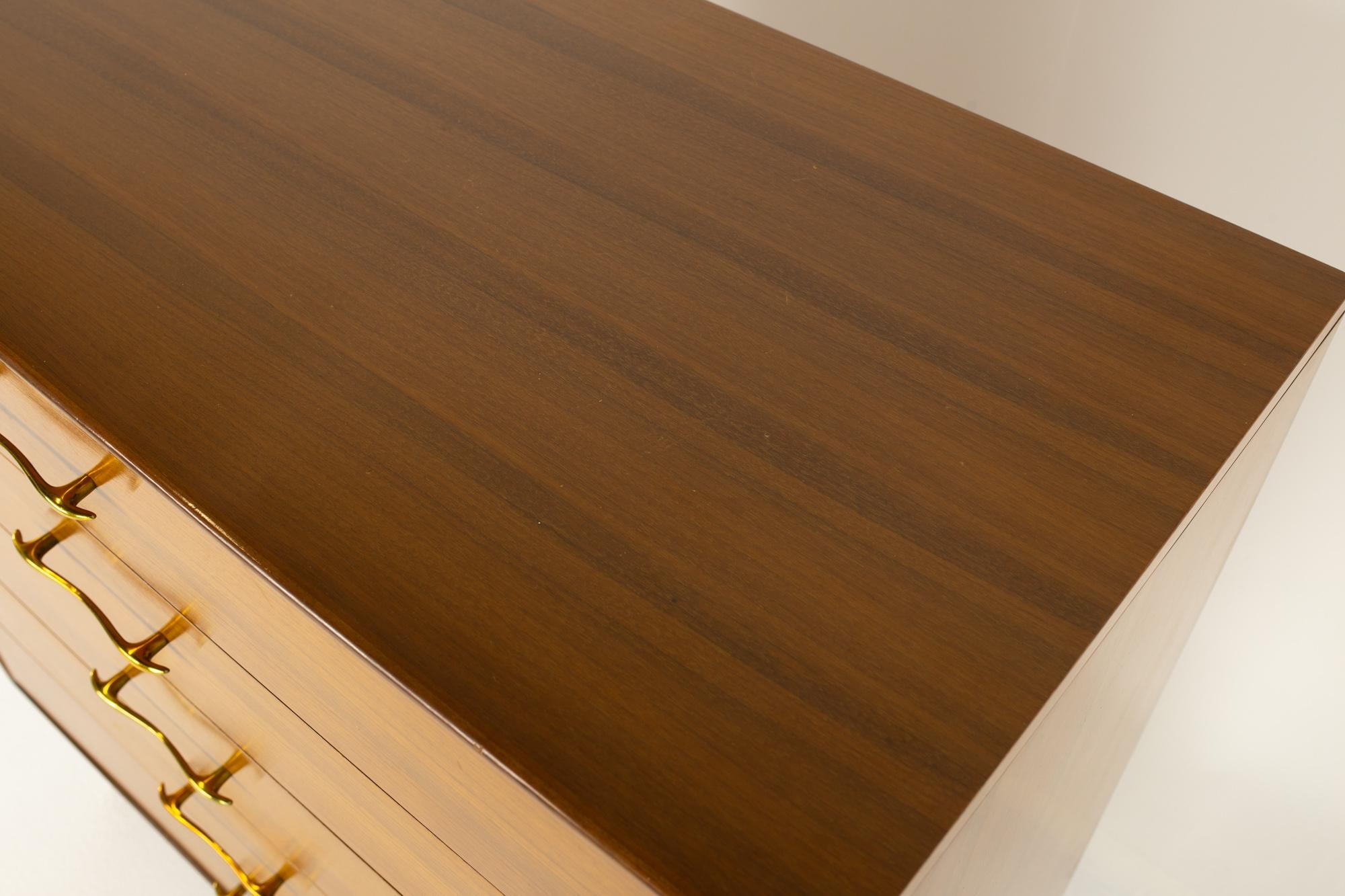 Ottone Comò Highboy a 5 cassetti in noce e ottone Rway Mid Century in vendita