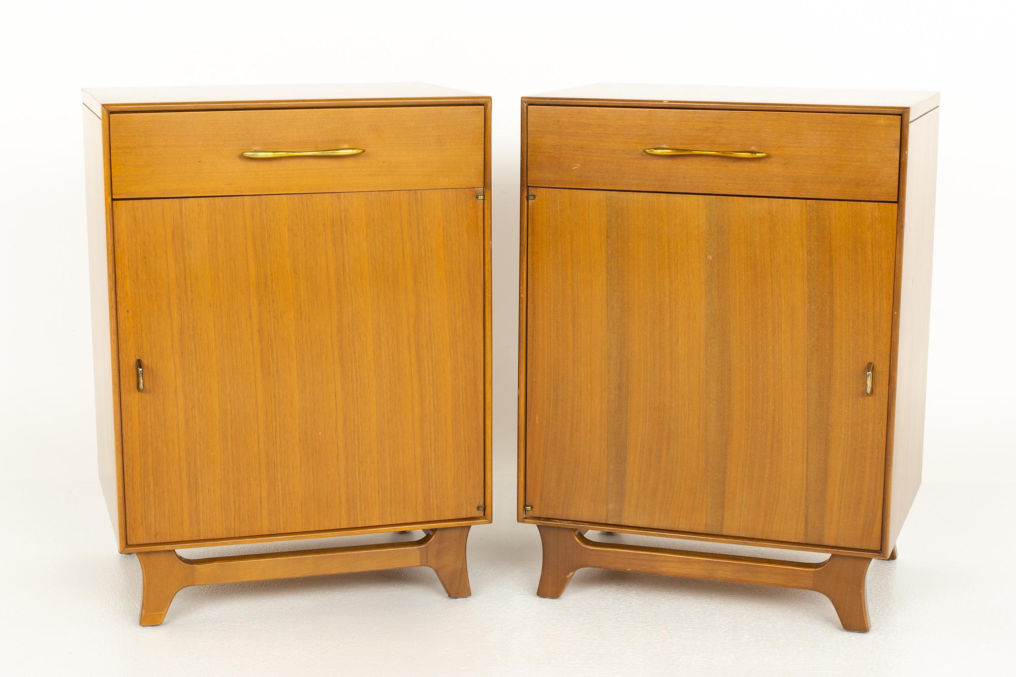 Rway Mid Century Walnut and Brass Nightstands - A Pair

These nightstands measure: 19.75 wide x 15.5 deep x 27.25 inches high

?All pieces of furniture can be had in what we call restored vintage condition. That means the piece is restored upon