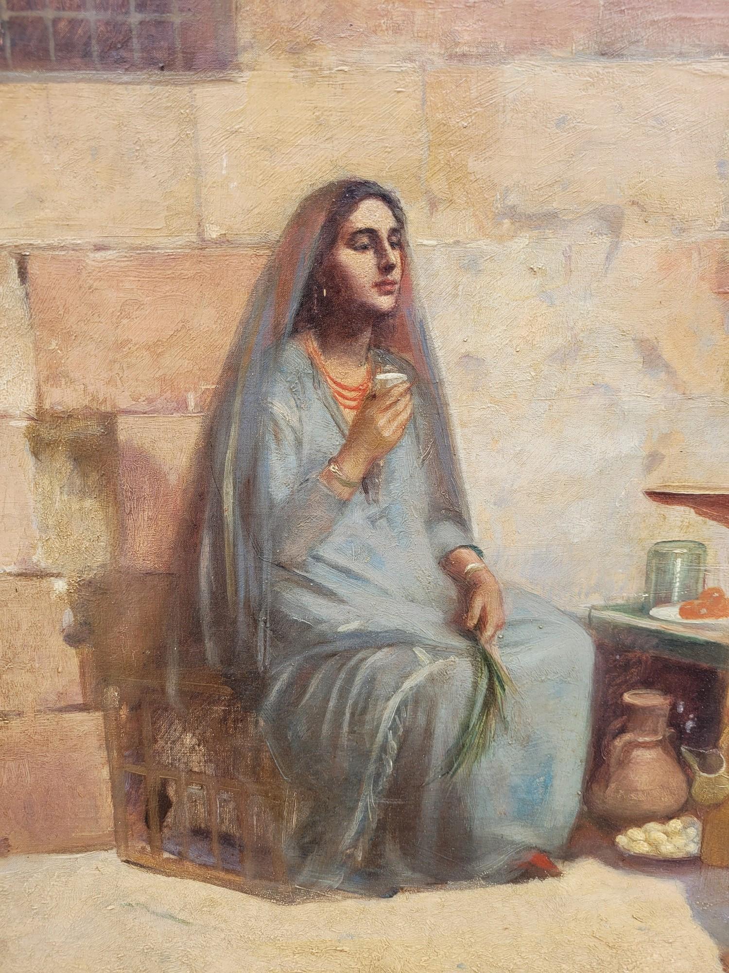 Huile sur toile orientaliste représentant une femme assise dans la rue, se désaltérant, avec deux enfants.

Cette peinture est signée par l'artiste Rudolf Weiss en bas à droite : Weiss est né à Aussig (aujourd'hui Usti, en République tchèque), sur