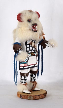 "Orso dello Spirito Bianco" - Bambola kachina Hopi di N. Maestas