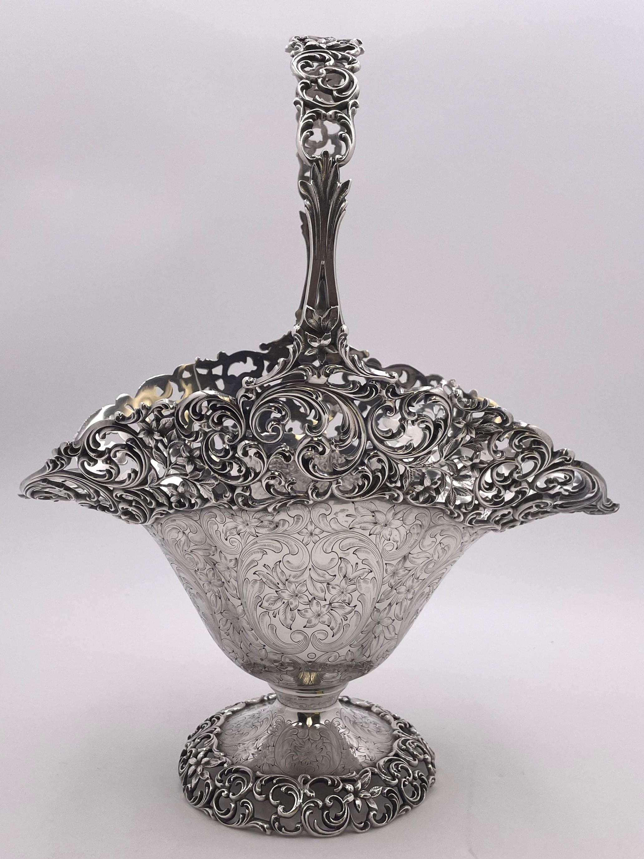 Jarrón o cesta nupcial de plata de ley Roger Williams de finales del siglo XIX o principios del XX, de estilo Art Nouveau con motivos florales y curvilíneos calados en el asa, la parte superior y la base, y con el cuerpo grabado con motivos florales
