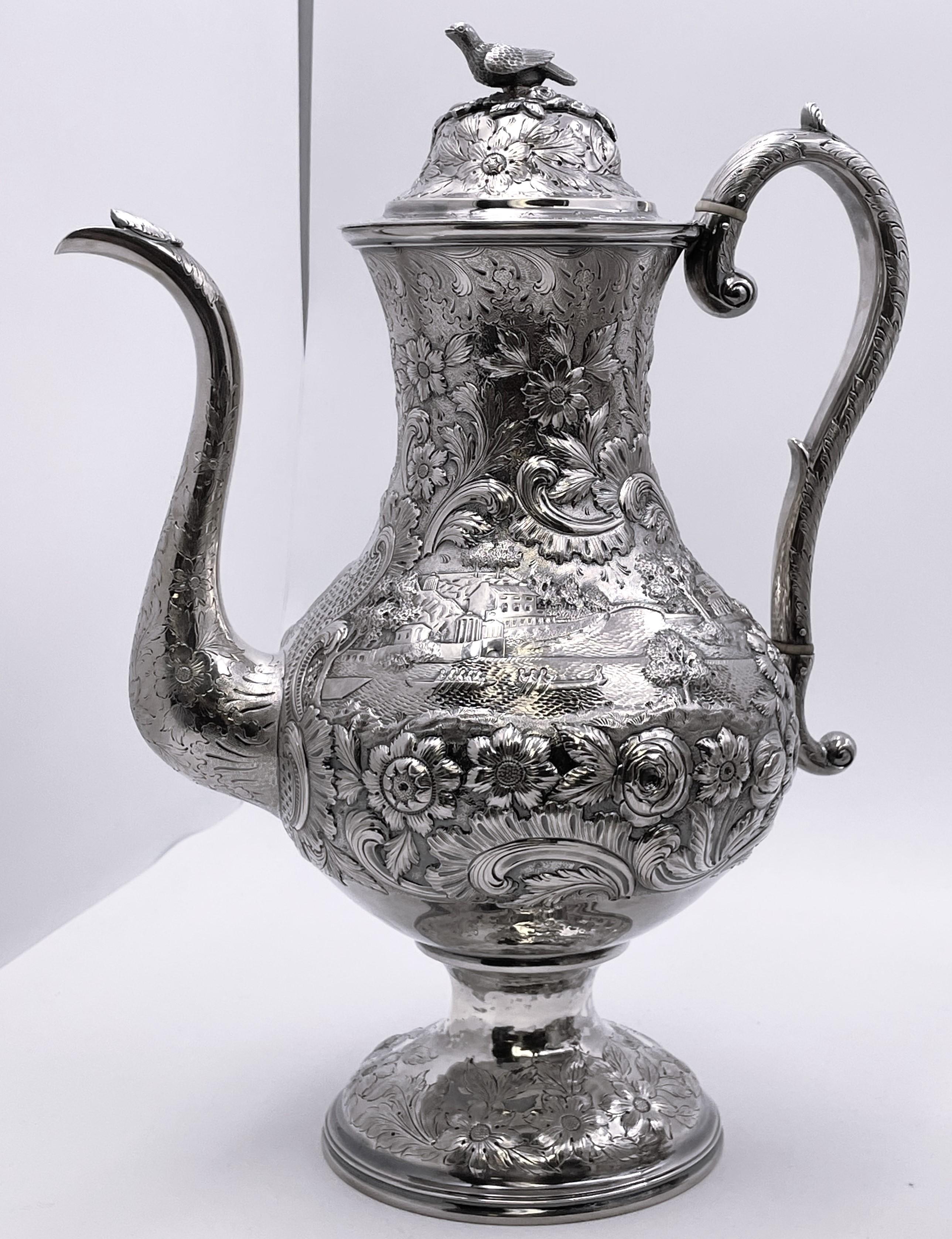 Exceptionnel service à thé et à café de 6 pièces en argent de Robert et William Wilson à motif architectural Castle chinoiserie repoussé, avec fleurons en forme d'oiseaux, tous ciselés à la main, avec de grands détails sur les motifs en relief, du