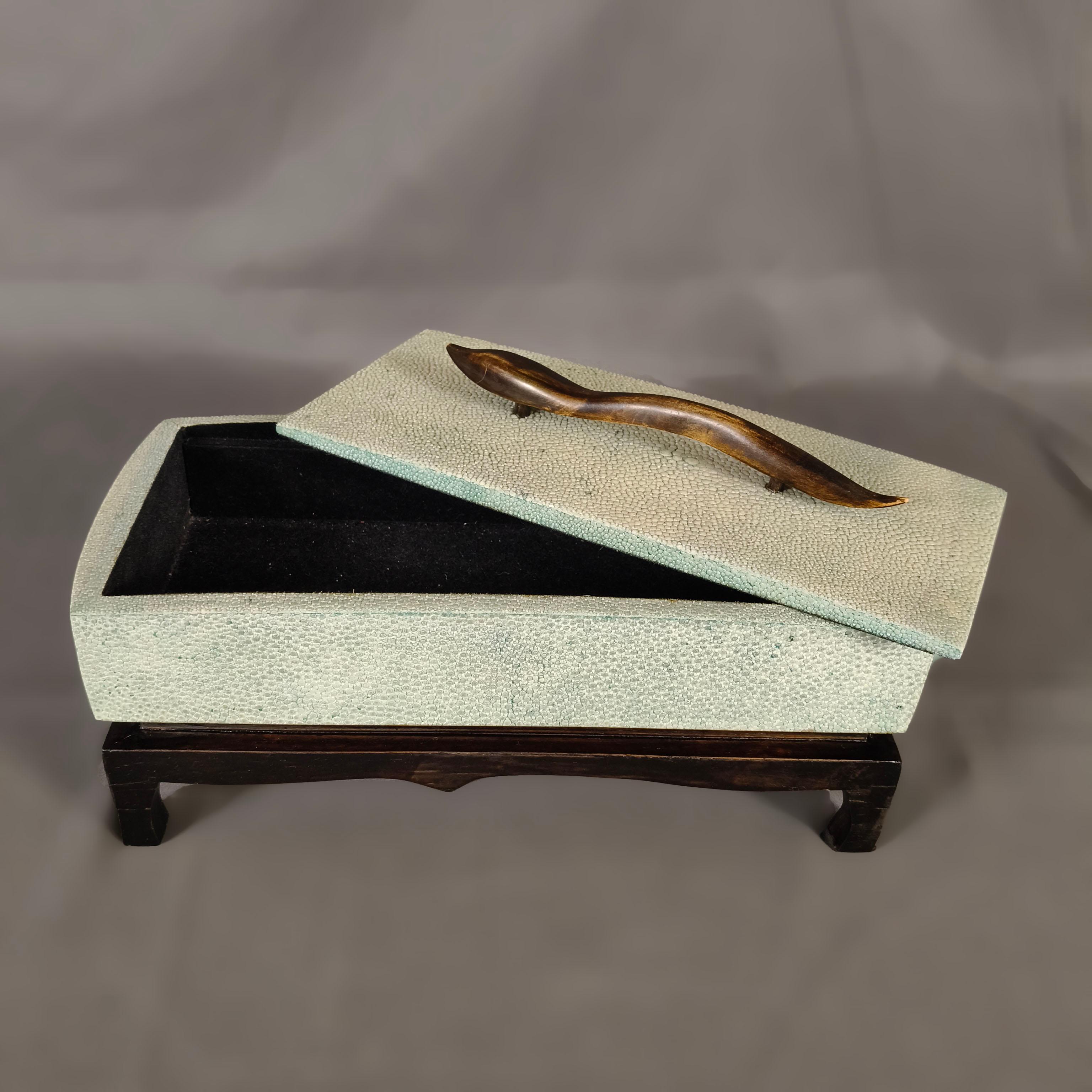 R & Y Augousti Grüner Stachelrochen Shagreen und Wood Jewel Box (Englisch) im Angebot